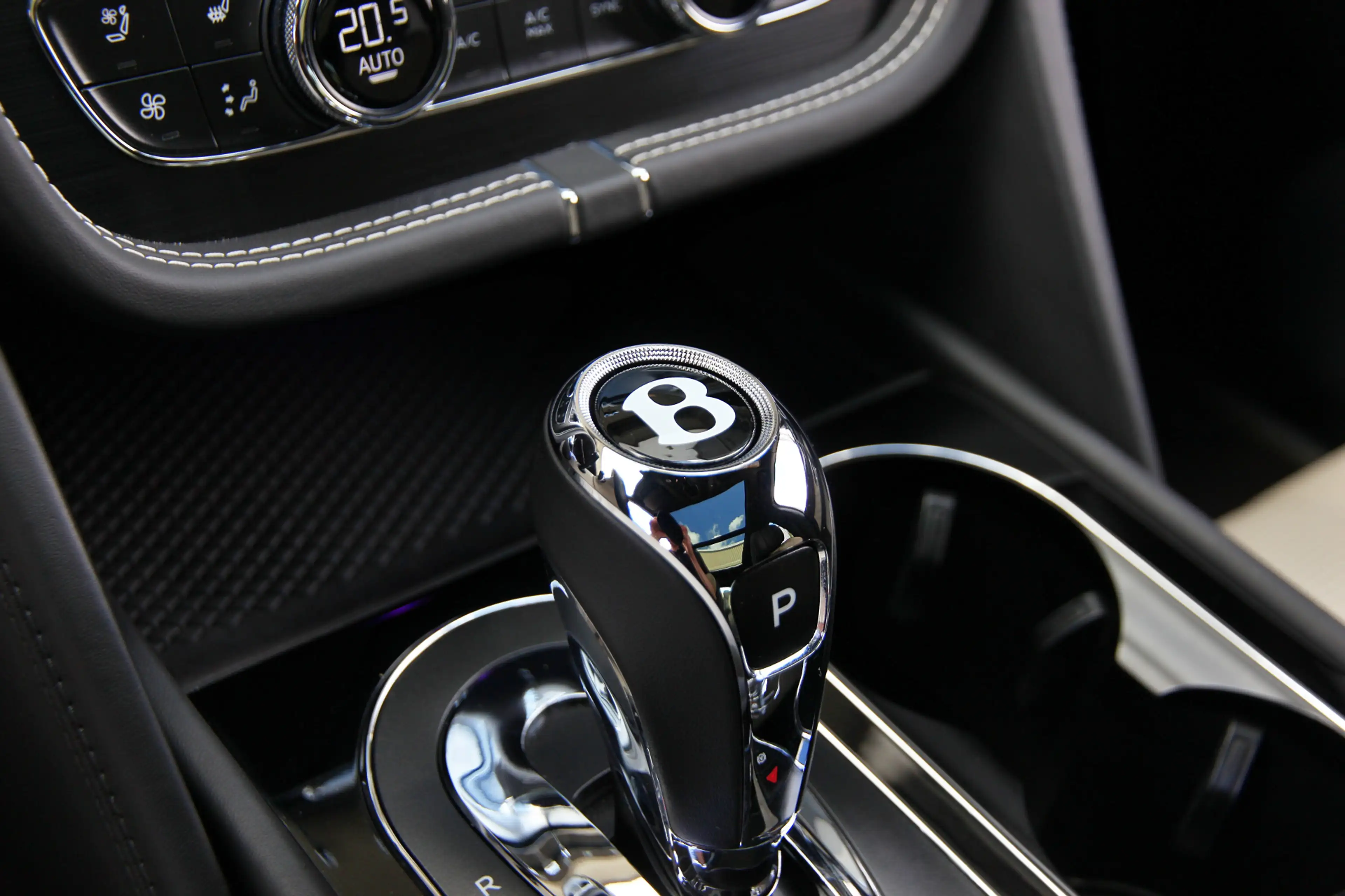 Bentley Bentayga 6.0 W12 7p. | Touring | City | Pano | Head-up | AC — photo 40