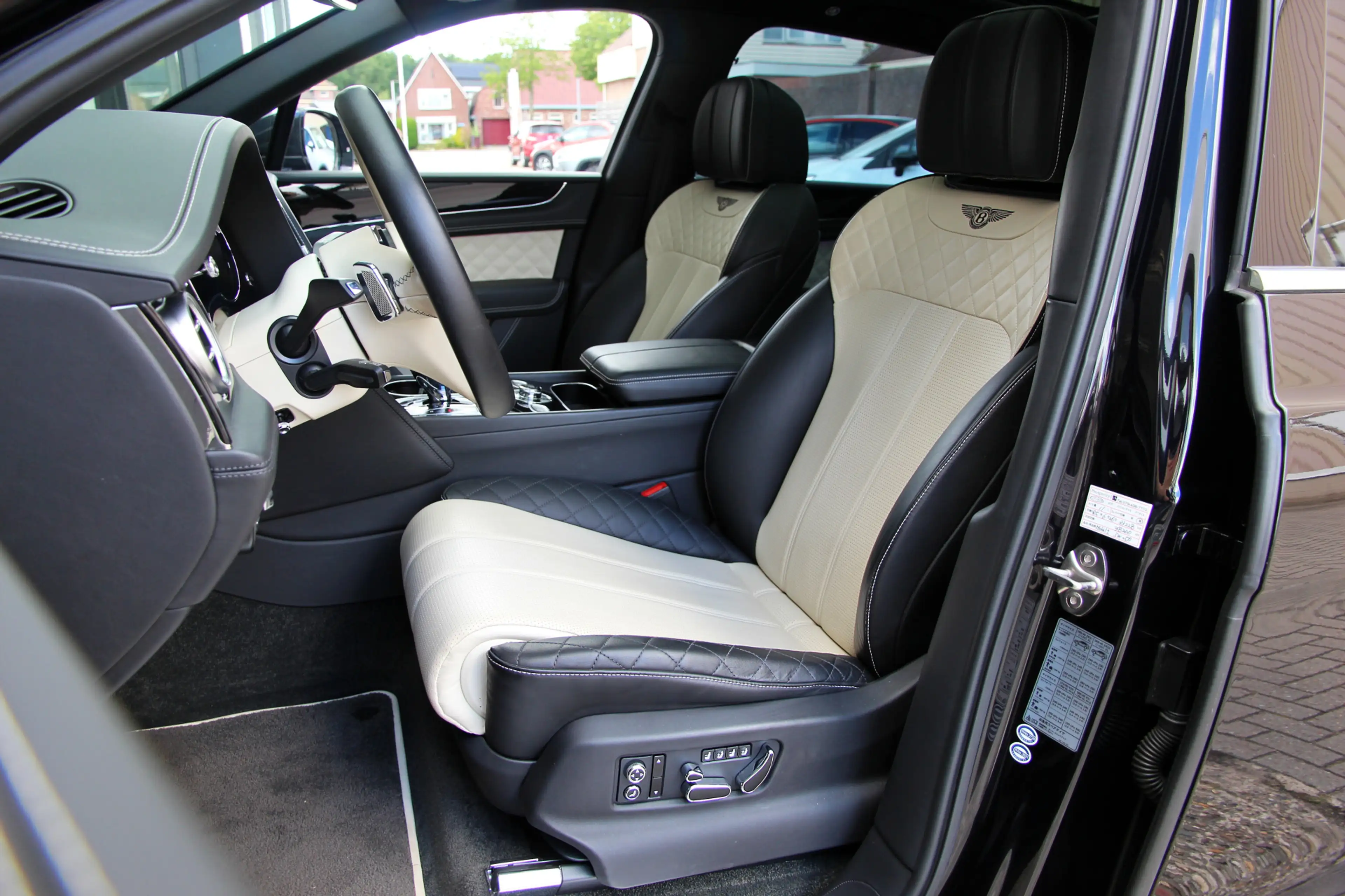 Bentley Bentayga 6.0 W12 7p. | Touring | City | Pano | Head-up | AC — photo 15