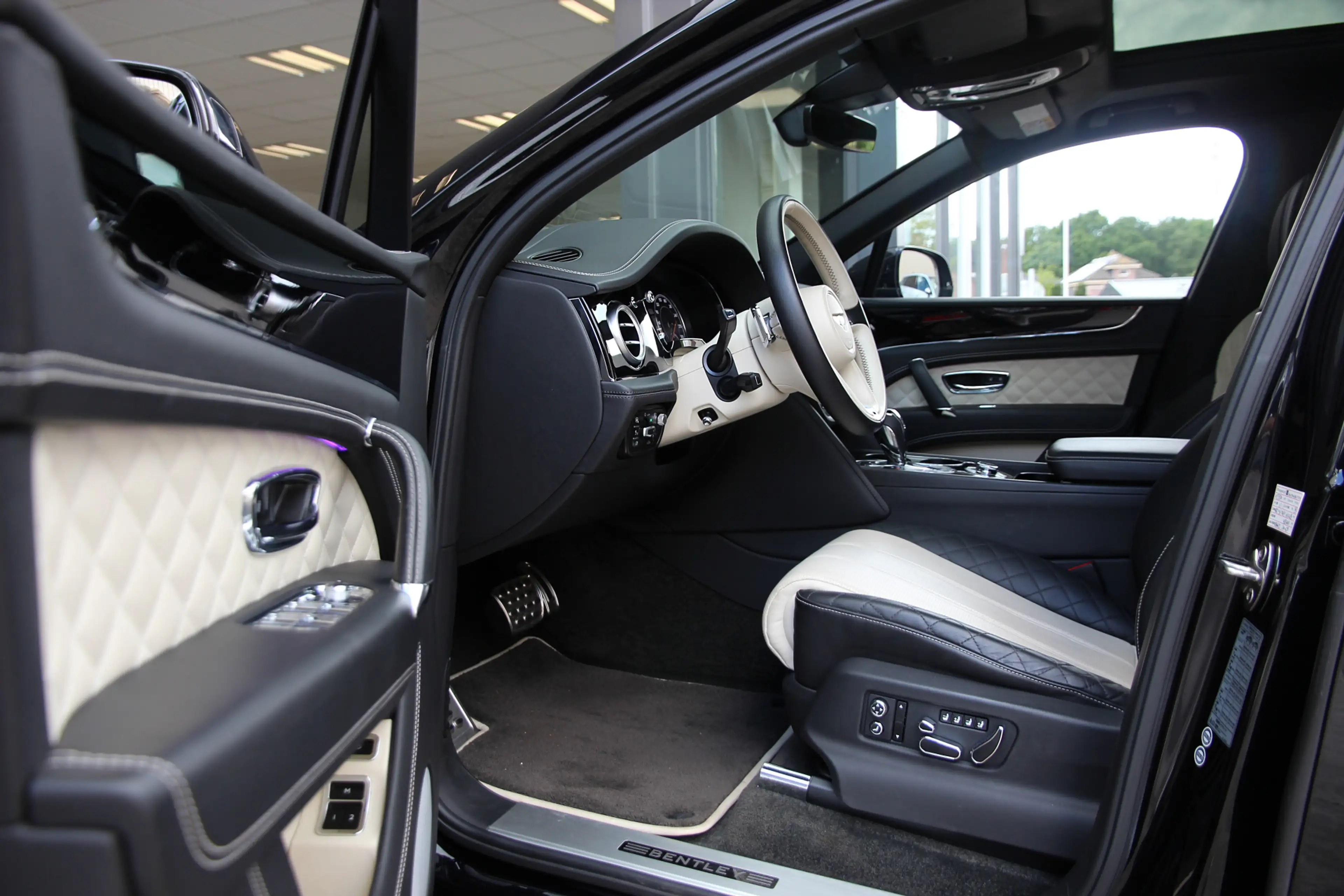Bentley Bentayga 6.0 W12 7p. | Touring | City | Pano | Head-up | AC — photo 13