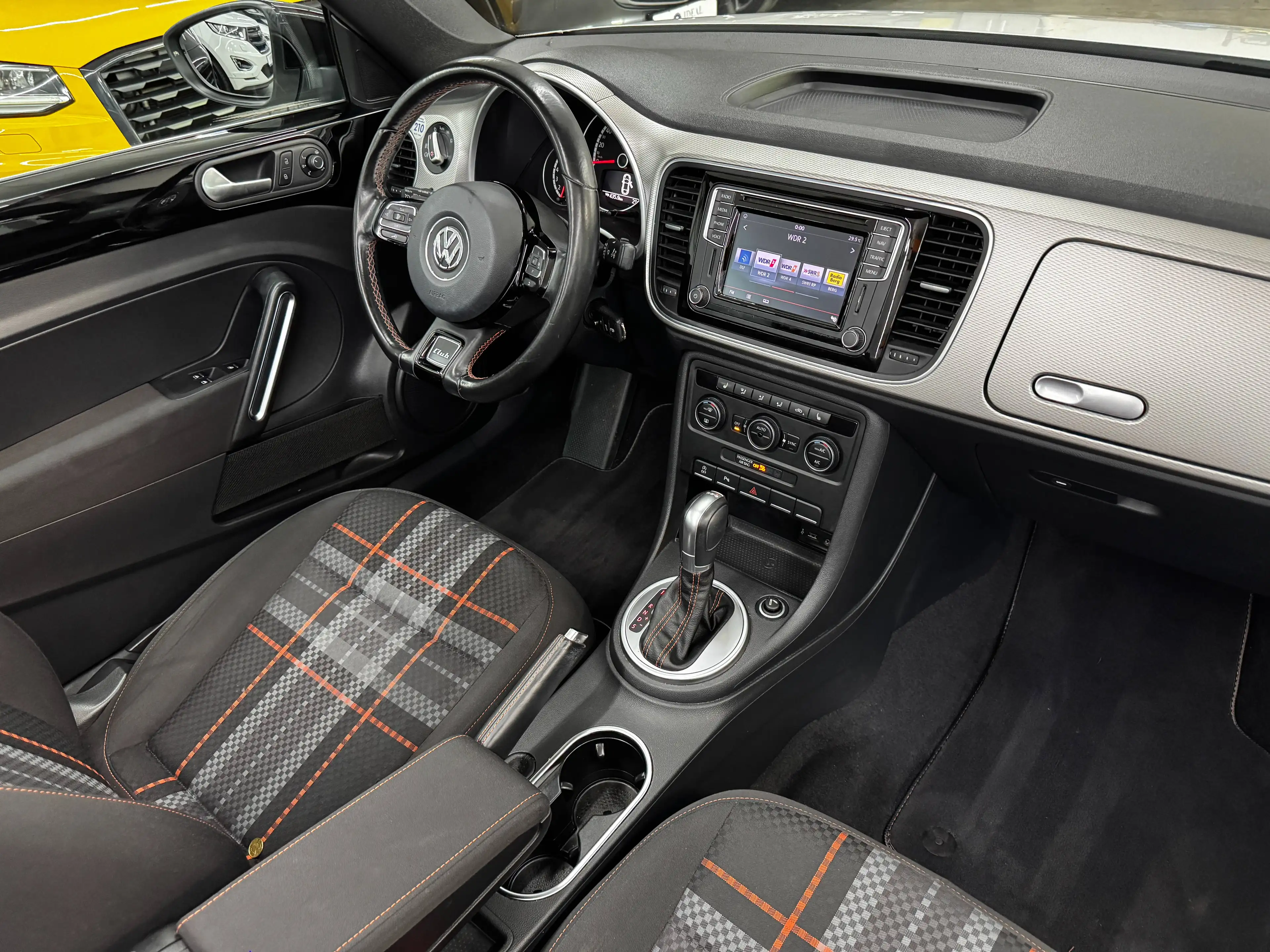 Volkswagen Beetle Club BMT*Automatik* — photo 12