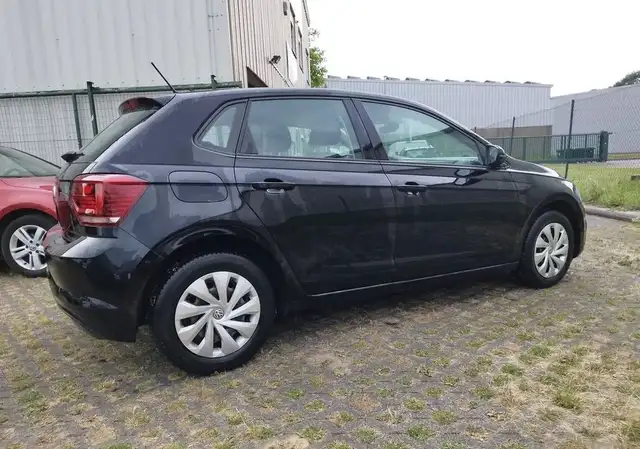 Volkswagen Polo view 3