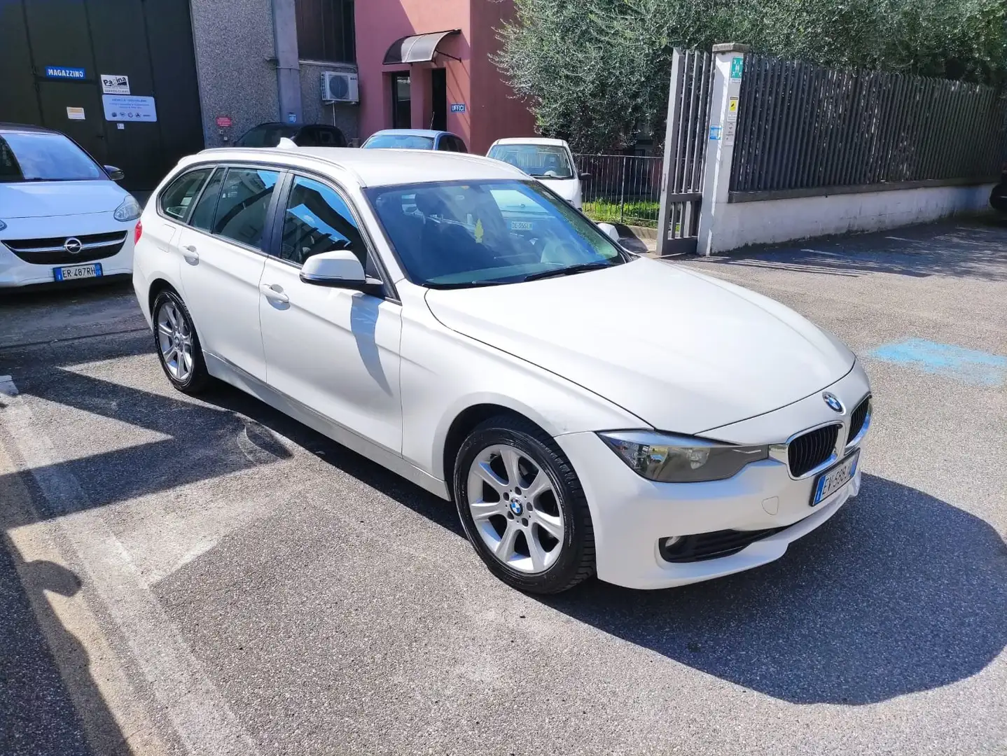 BMW 320 Serie 3 Touring 320d Touring xdrive Business auto Weiß - 1