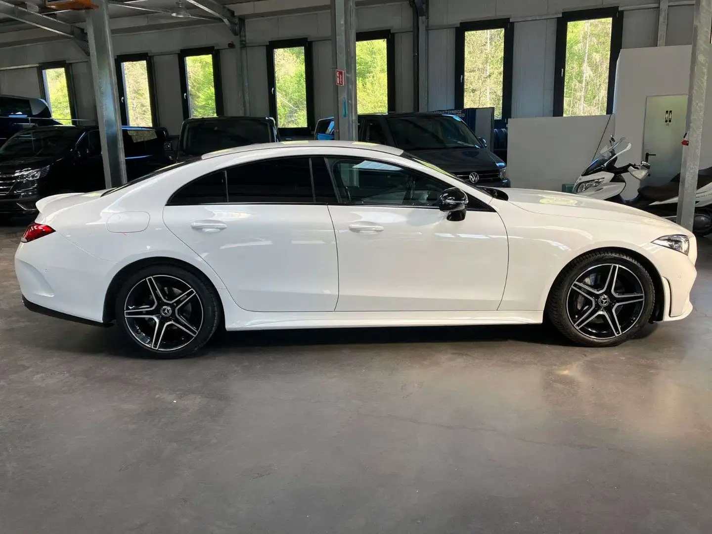 Mercedes-Benz CLS 300 Coupé AMG-Line Blanc - 2