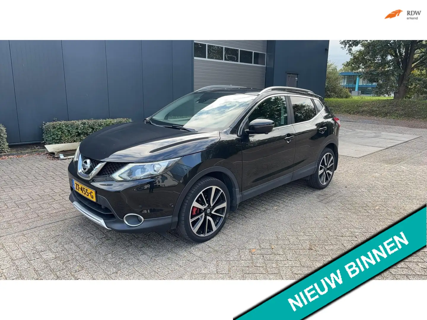 Nissan Qashqai 1.2 Premier Ed. Clima Leder Navi Panorama Trekhaak Zwart - 1