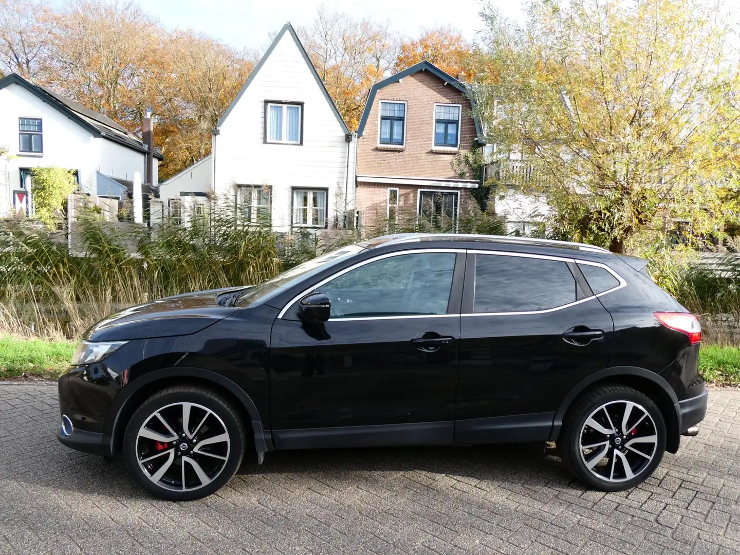 Nissan Qashqai 1.2 Premier Ed. Clima Leder Navi Panorama Trekhaak Noir - 1