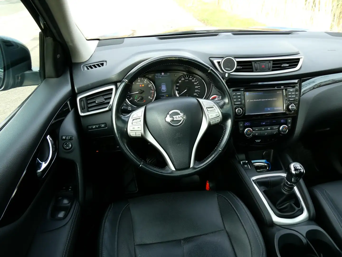 Nissan Qashqai 1.2 Premier Ed. Clima Leder Navi Panorama Trekhaak Noir - 2