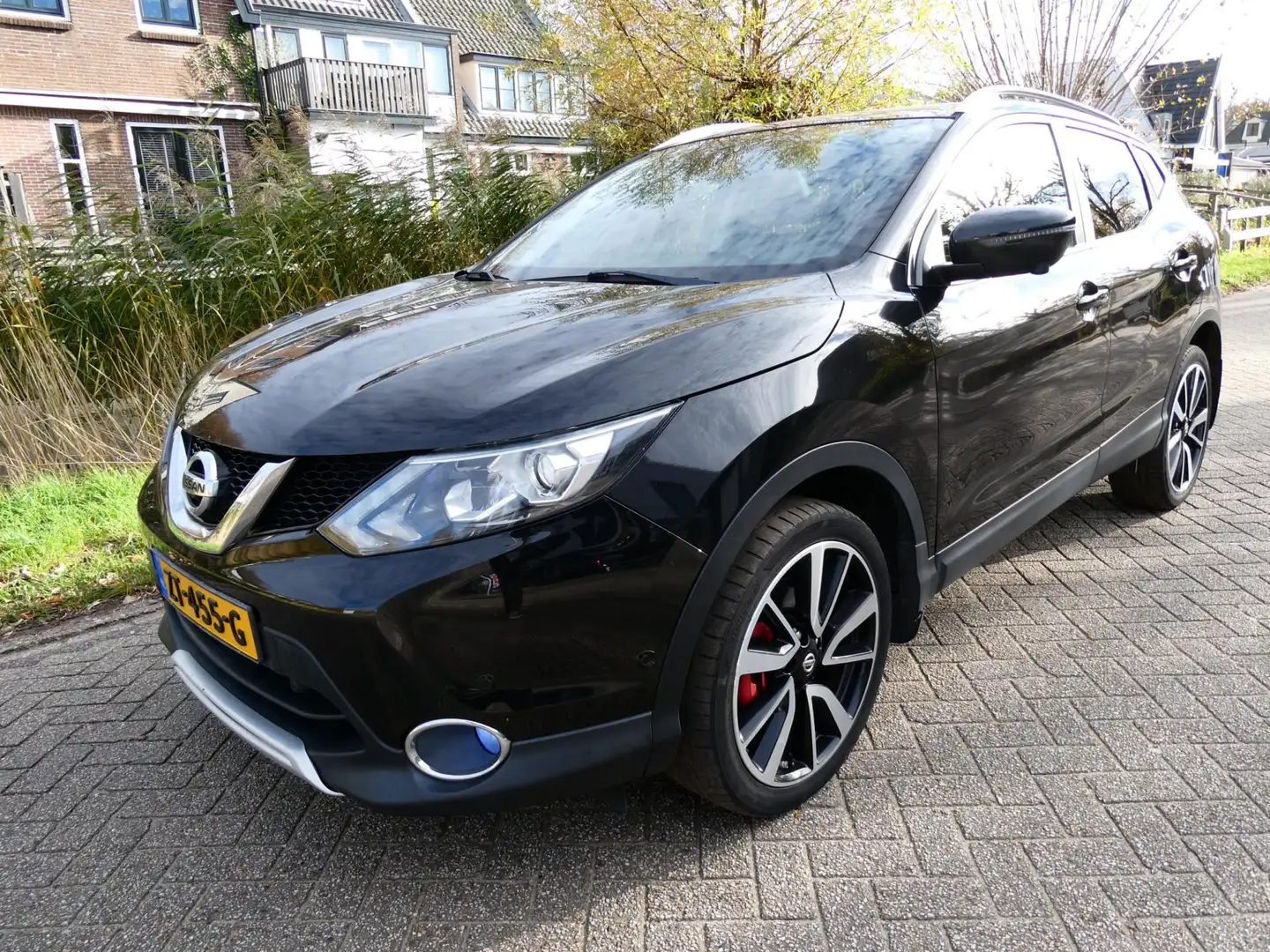Nissan Qashqai 1.2 Premier Ed. Clima Leder Navi Panorama Trekhaak Noir - 1