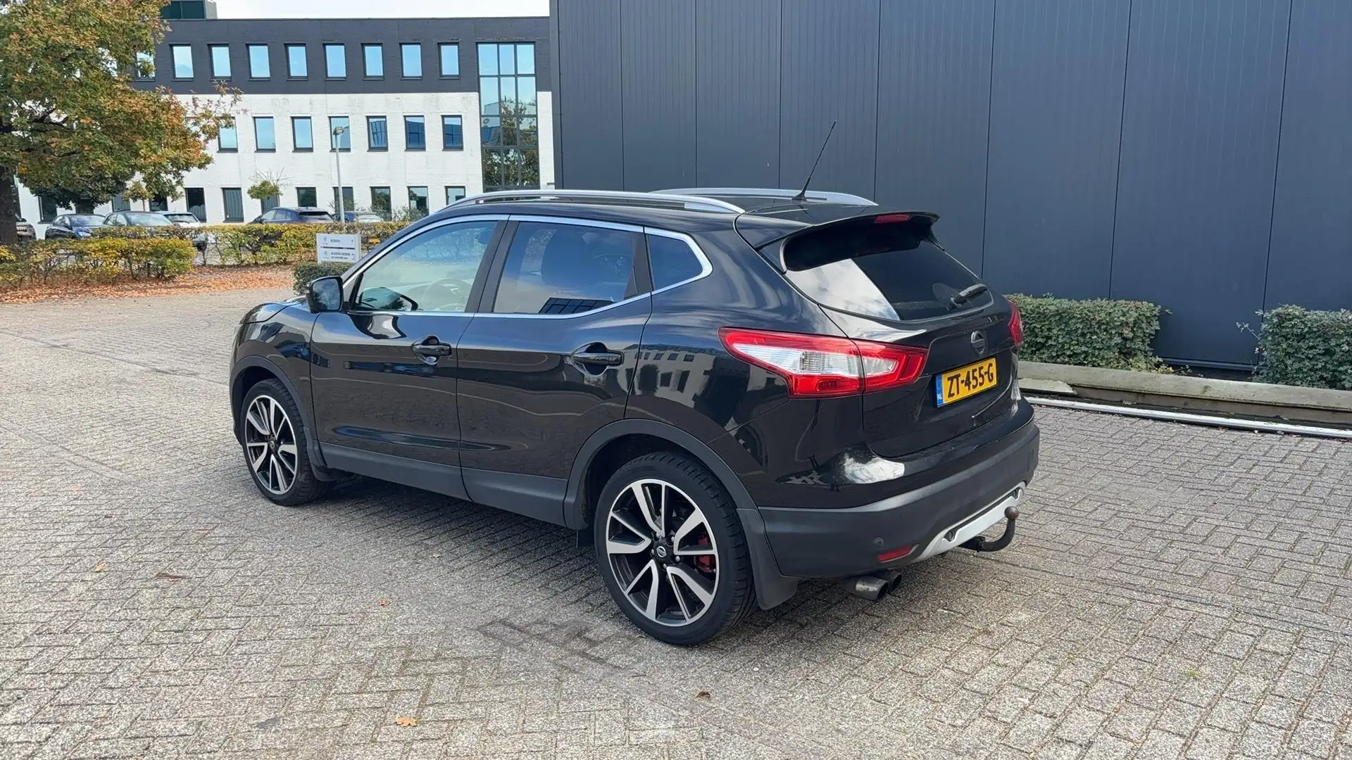 Nissan Qashqai 1.2 Premier Ed. Clima Leder Navi Panorama Trekhaak Zwart - 2