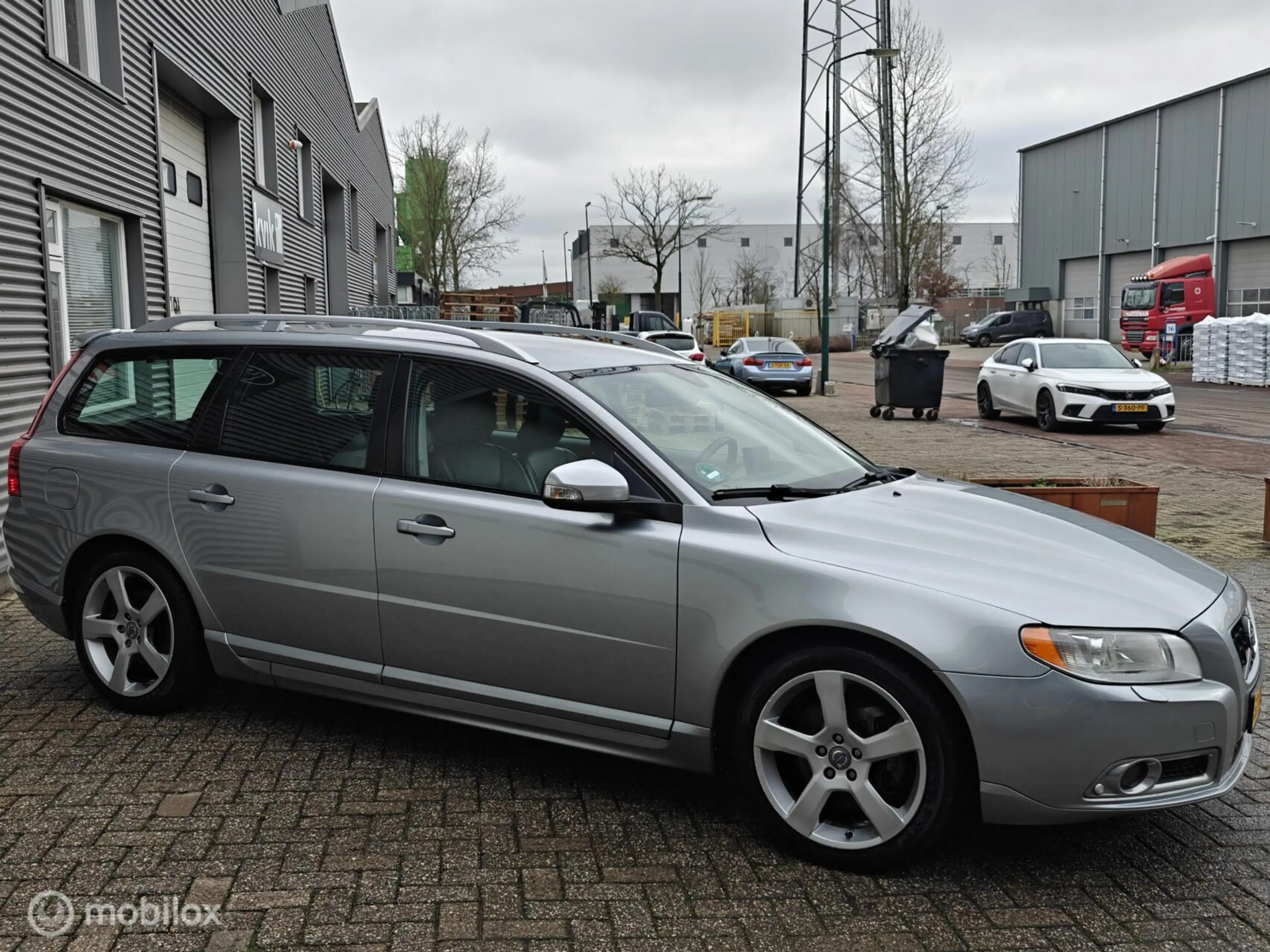 Volvo V70 2.0T 203pk H6 R-Edition Navi Volleder Trekhaak PDC — photo 4