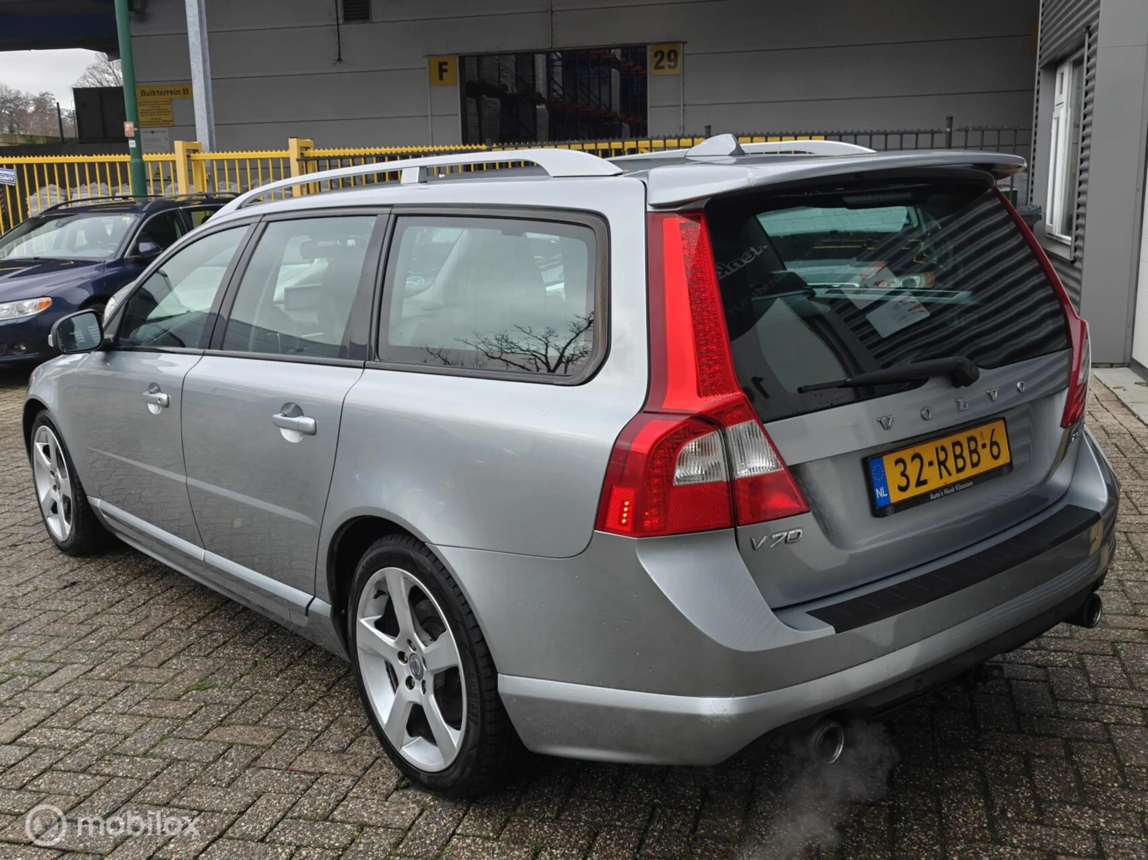 Volvo V70 2.0T 203pk H6 R-Edition Navi Volleder Trekhaak PDC — photo 8