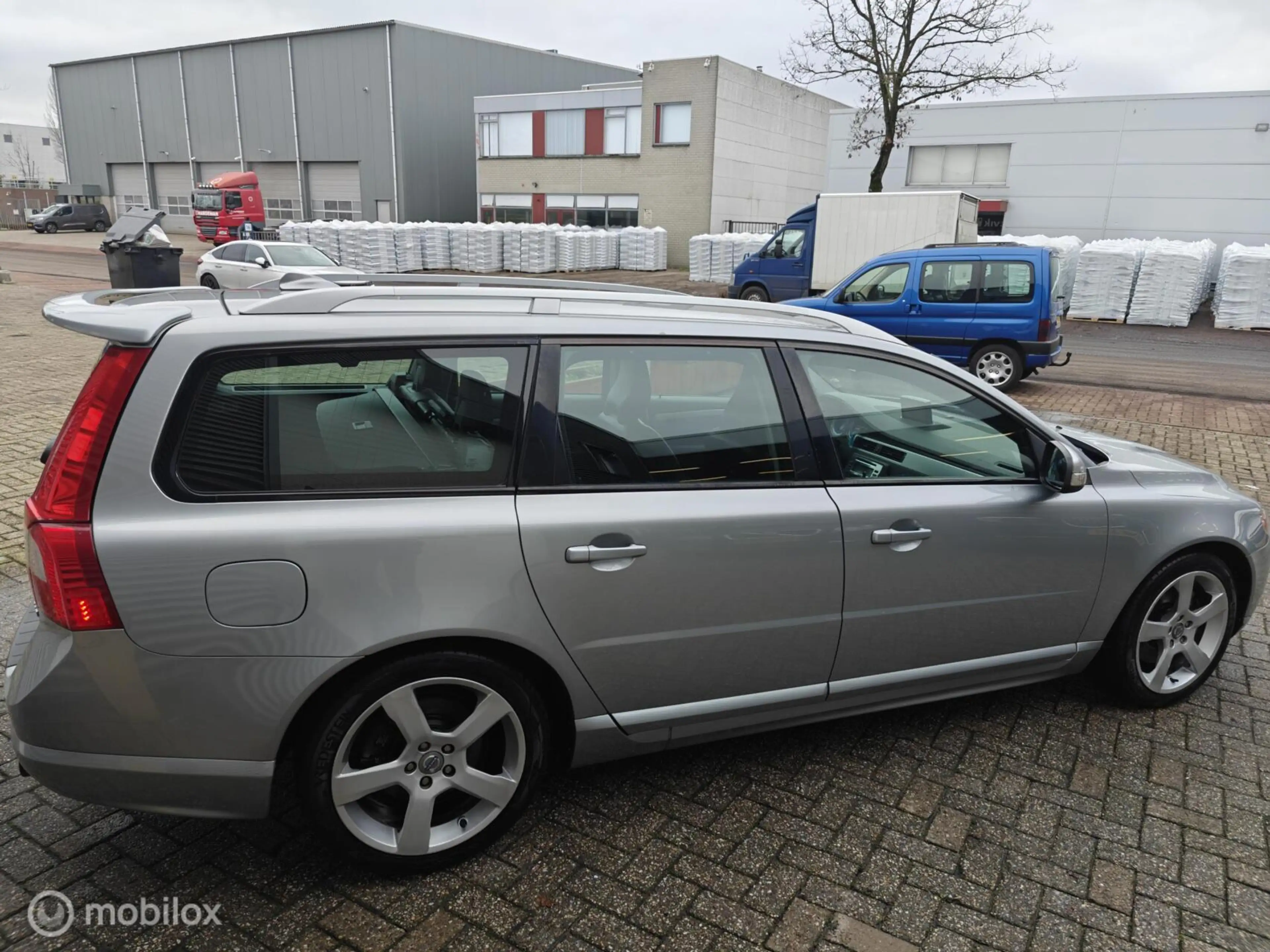 Volvo V70 2.0T 203pk H6 R-Edition Navi Volleder Trekhaak PDC — photo 6