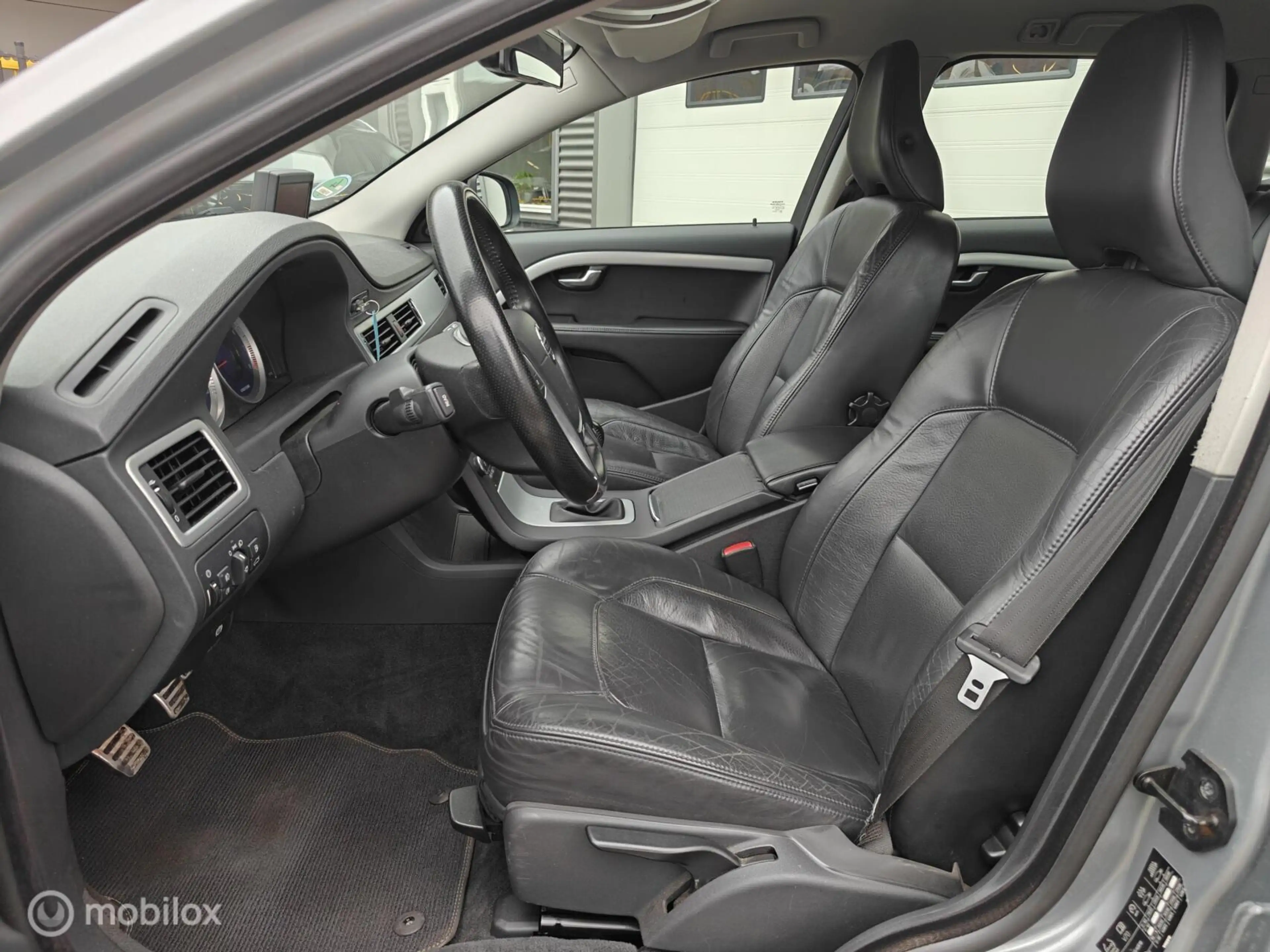 Volvo V70 2.0T 203pk H6 R-Edition Navi Volleder Trekhaak PDC — photo 15