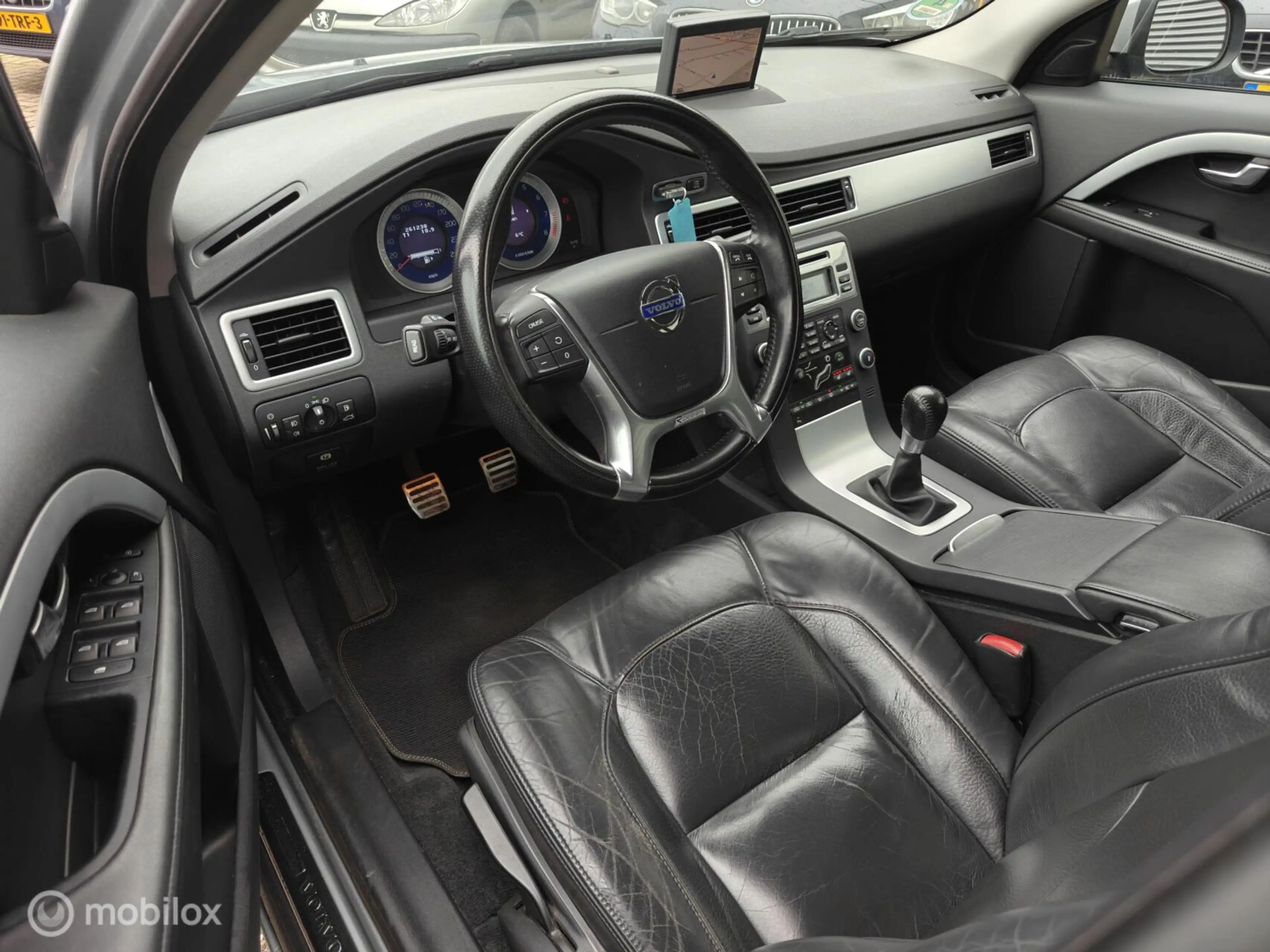 Volvo V70 2.0T 203pk H6 R-Edition Navi Volleder Trekhaak PDC — photo 13