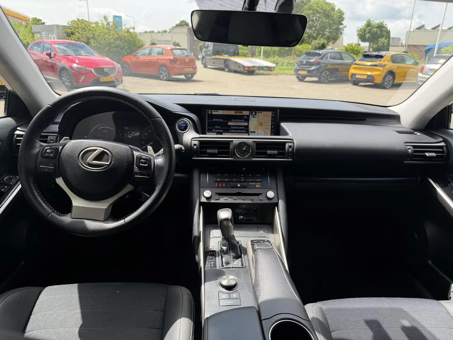 Lexus IS 300 300h Hybrid Business Line AUTOMAAT| CAMERA| AIRCO/ Grau - 2