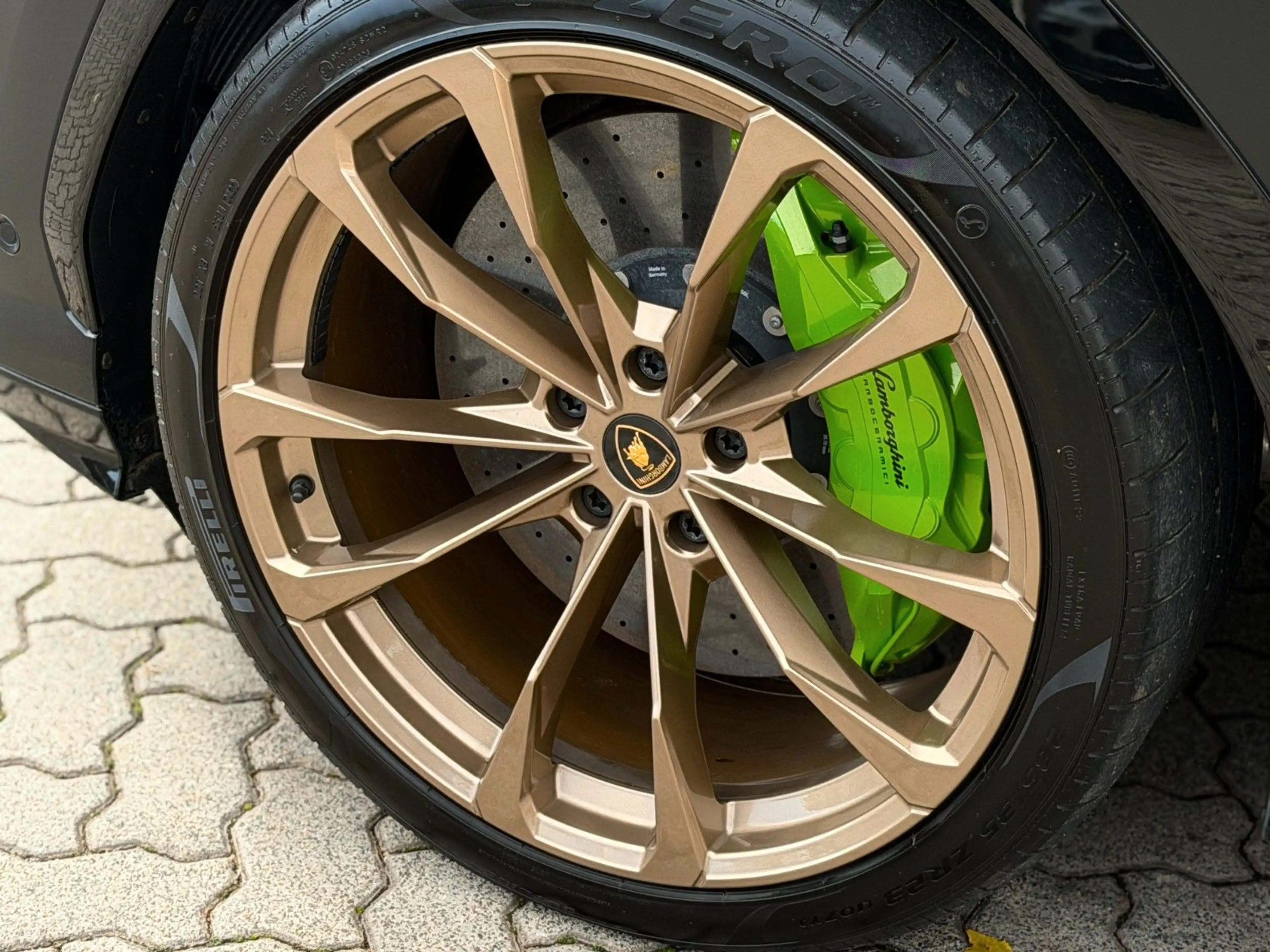 Lamborghini Urus 4.0 V8 Autom. MwSt/23-Zoll/B&O/360°/PANO — photo 6