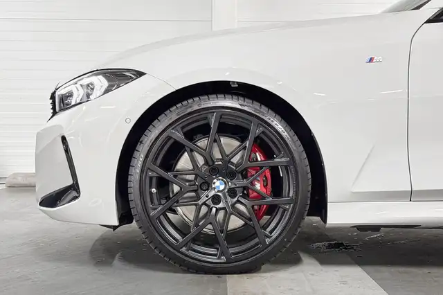 BMW 3 Series view 4