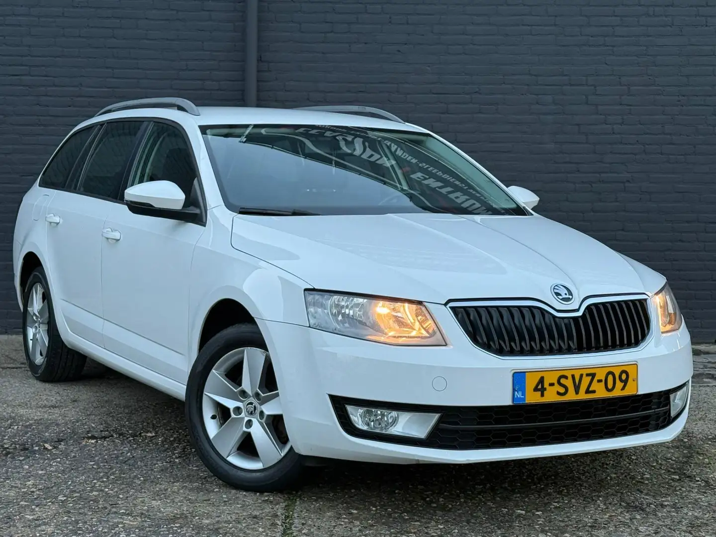 Skoda Octavia Combi 1.2 TSI Greentech Ambition Businessline NAVI Weiß - 2