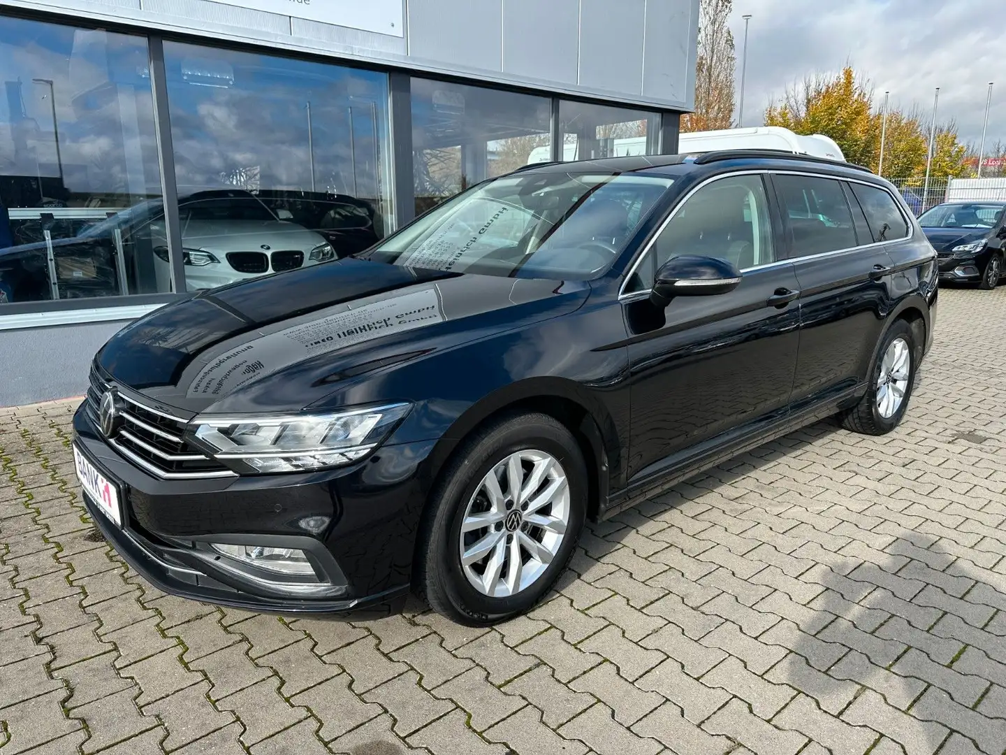 Volkswagen Passat Variant 1,5 TSI Business DSG*AHK*Navi*LED Schwarz - 1