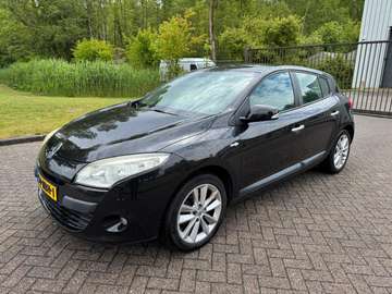 1.6 Celsium/NAVI/CRUISE/CLIMA/PARKEERSENSOR VOOR E