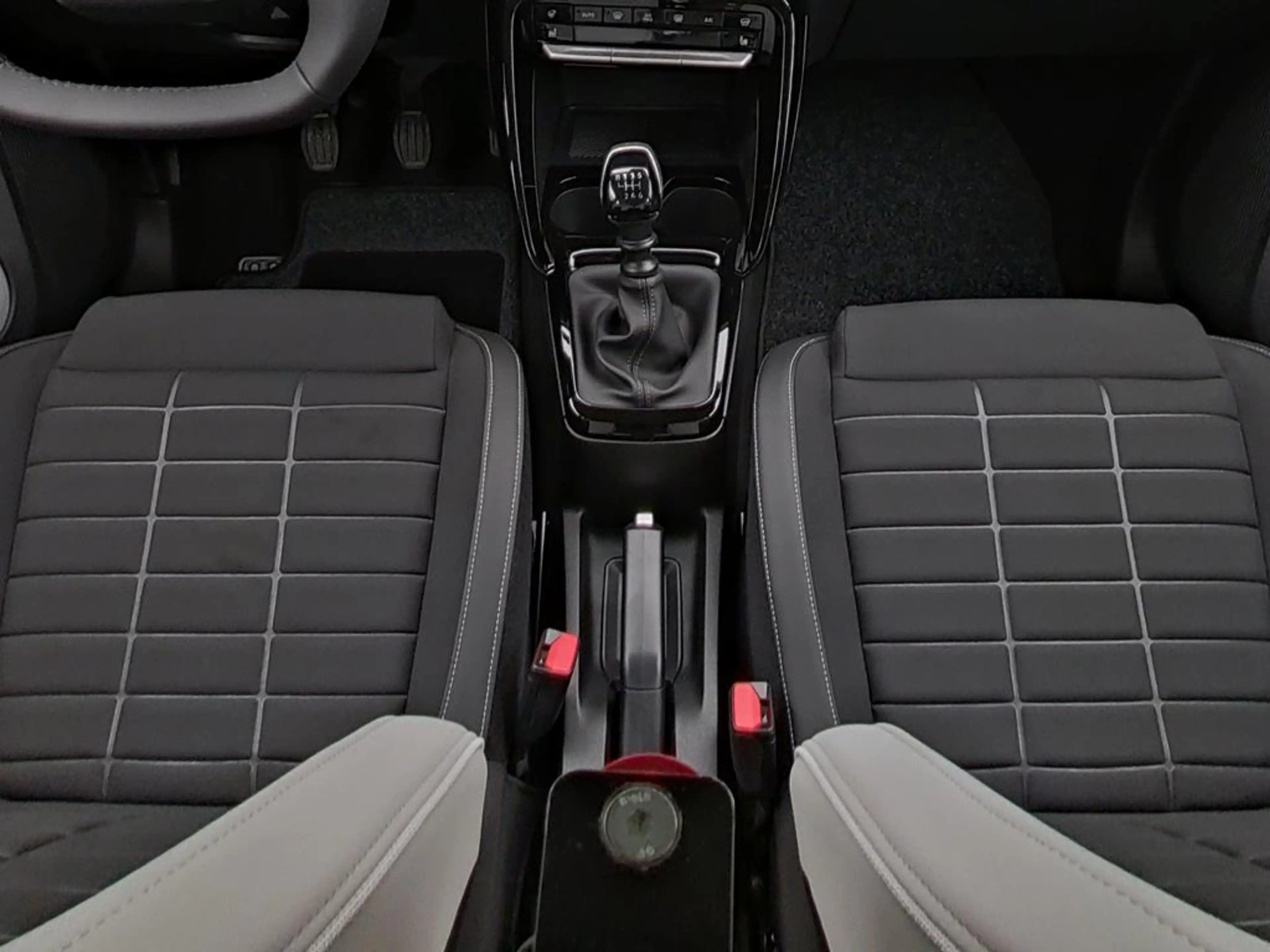 Citroen C3 Turbo 100 S&S Plus — photo 13