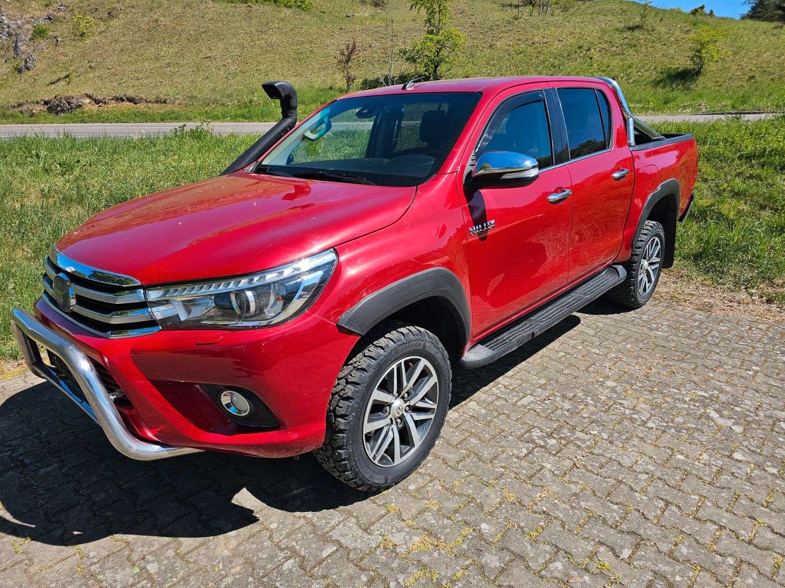 Second hand Toyota Hilux 2.4