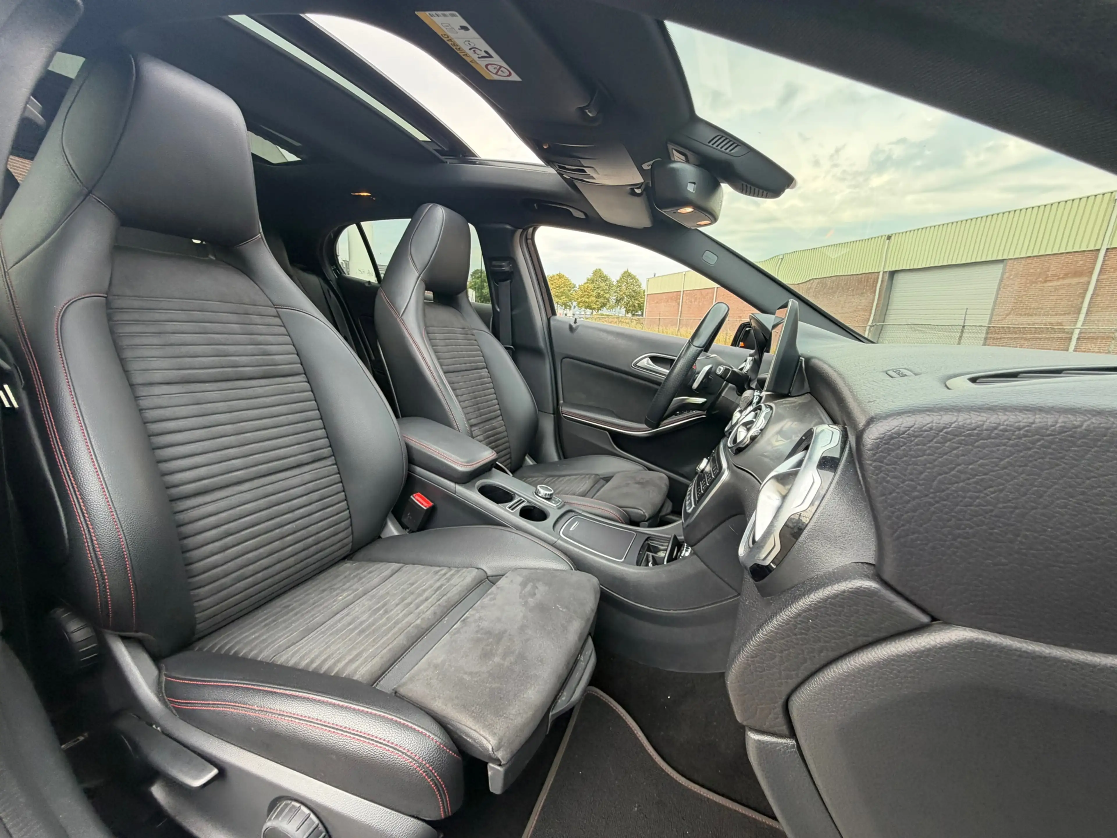 Mercedes-Benz GLA 250 4Matic Premium Plus AMG 211PK! Pano l Sfeerver l C — photo 13