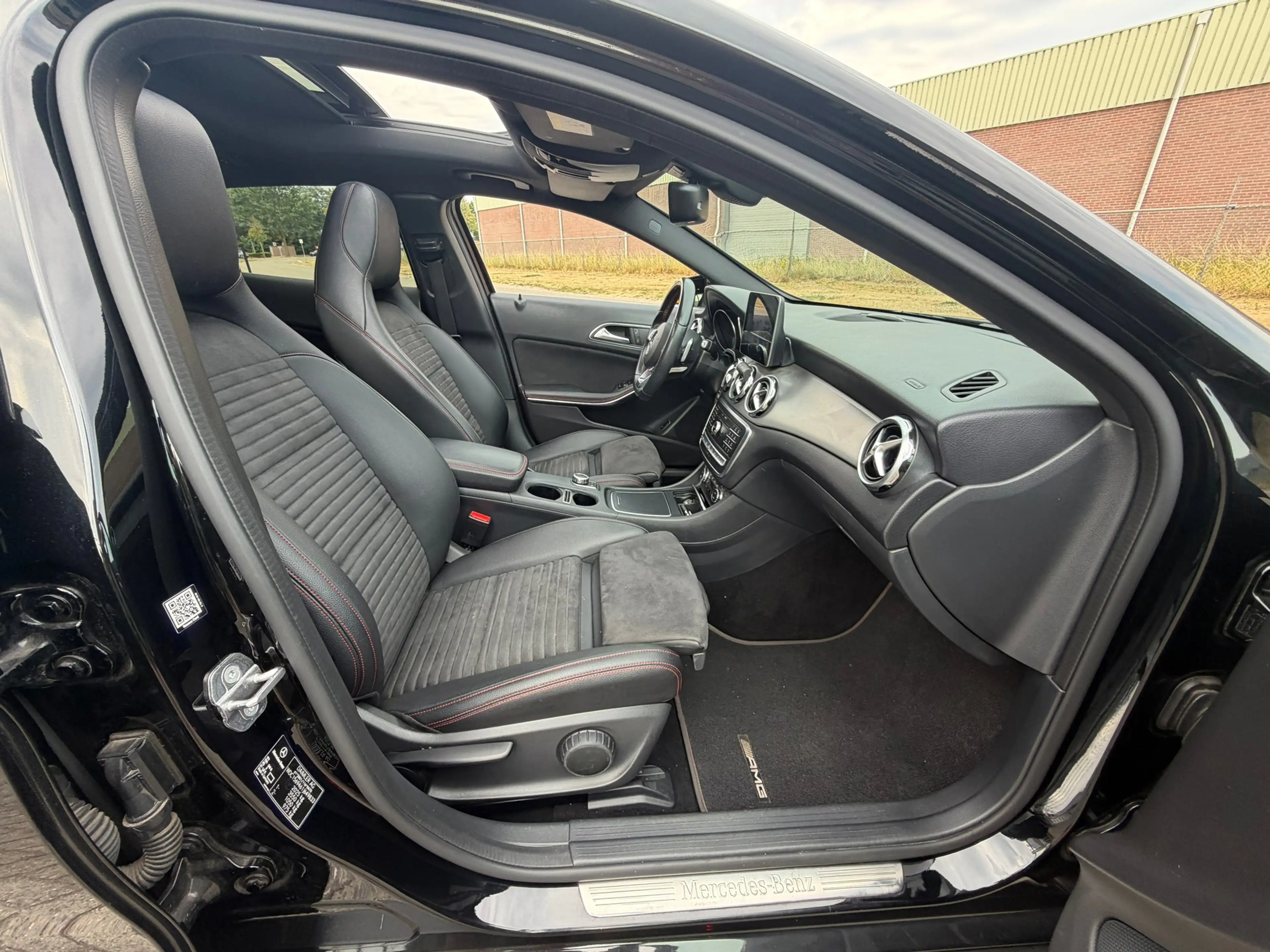 Mercedes-Benz GLA 250 4Matic Premium Plus AMG 211PK! Pano l Sfeerver l C — photo 12