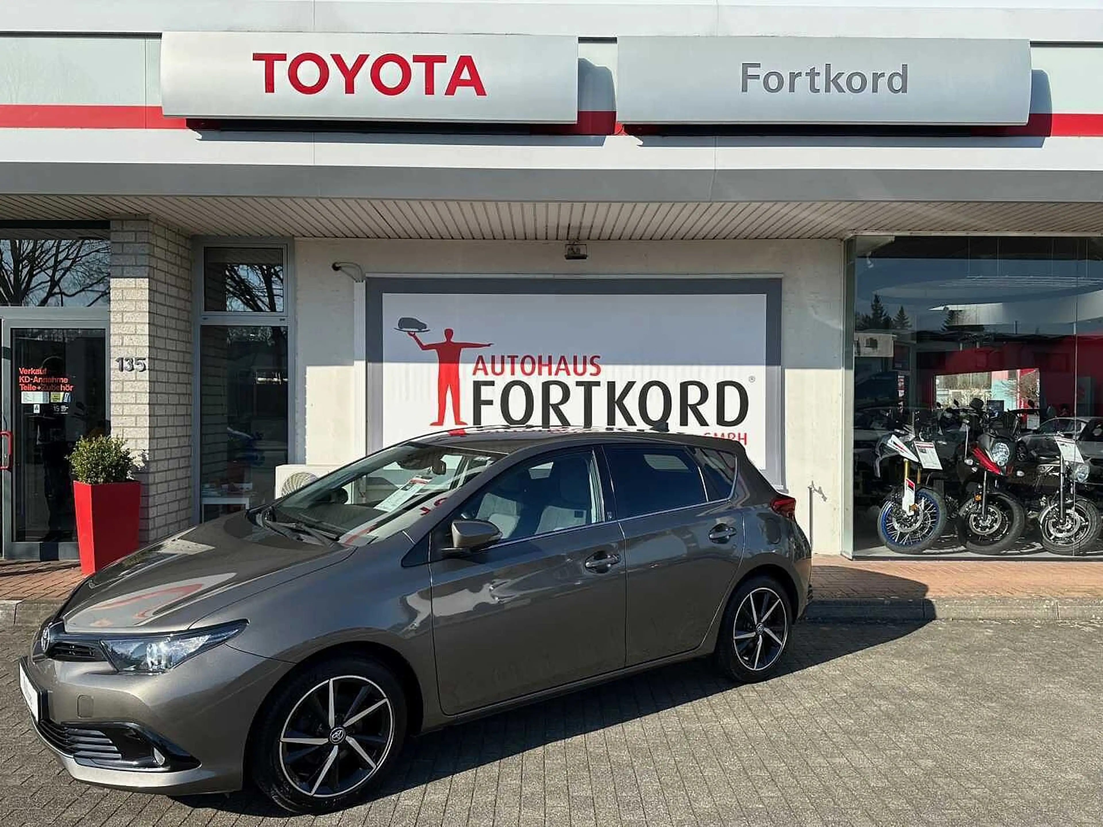 Toyota Auris 1.2 Turbo - Keyfree, CAM, SHZ, BT ... - — photo 3