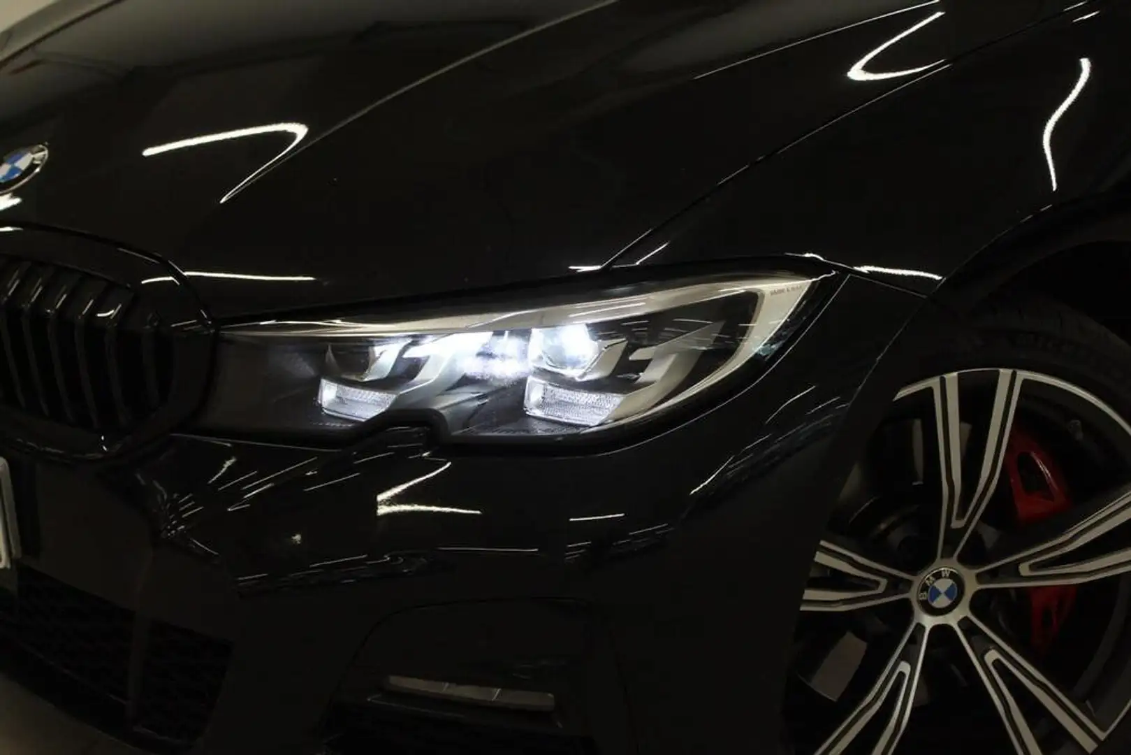 BMW 320 320d Touring mhev 48V xdrive Msport auto Zwart - 2