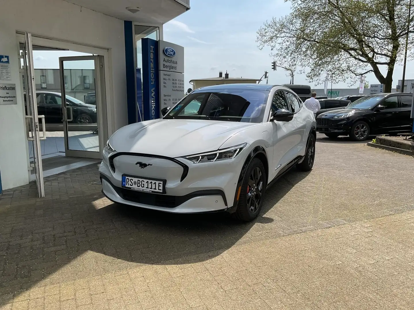 Ford Mustang Mach-E AWD 98,7kWh Dual Allrad Weiß - 1