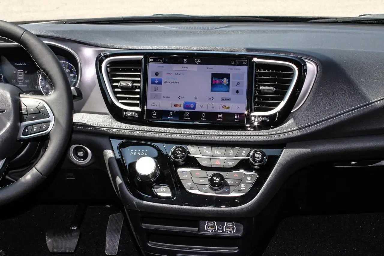 Chrysler Pacifica снимка Chrysler Pacifica