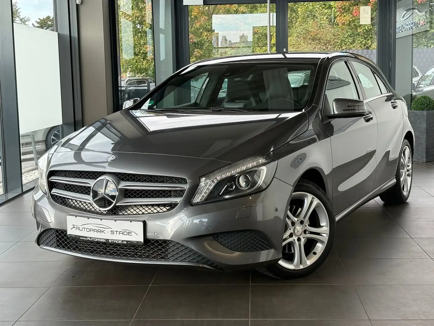 Mercedes-Benz A 200 Aut. BI-Xen Navi Kam Tempo Ass. GARANTIE Grau - 1