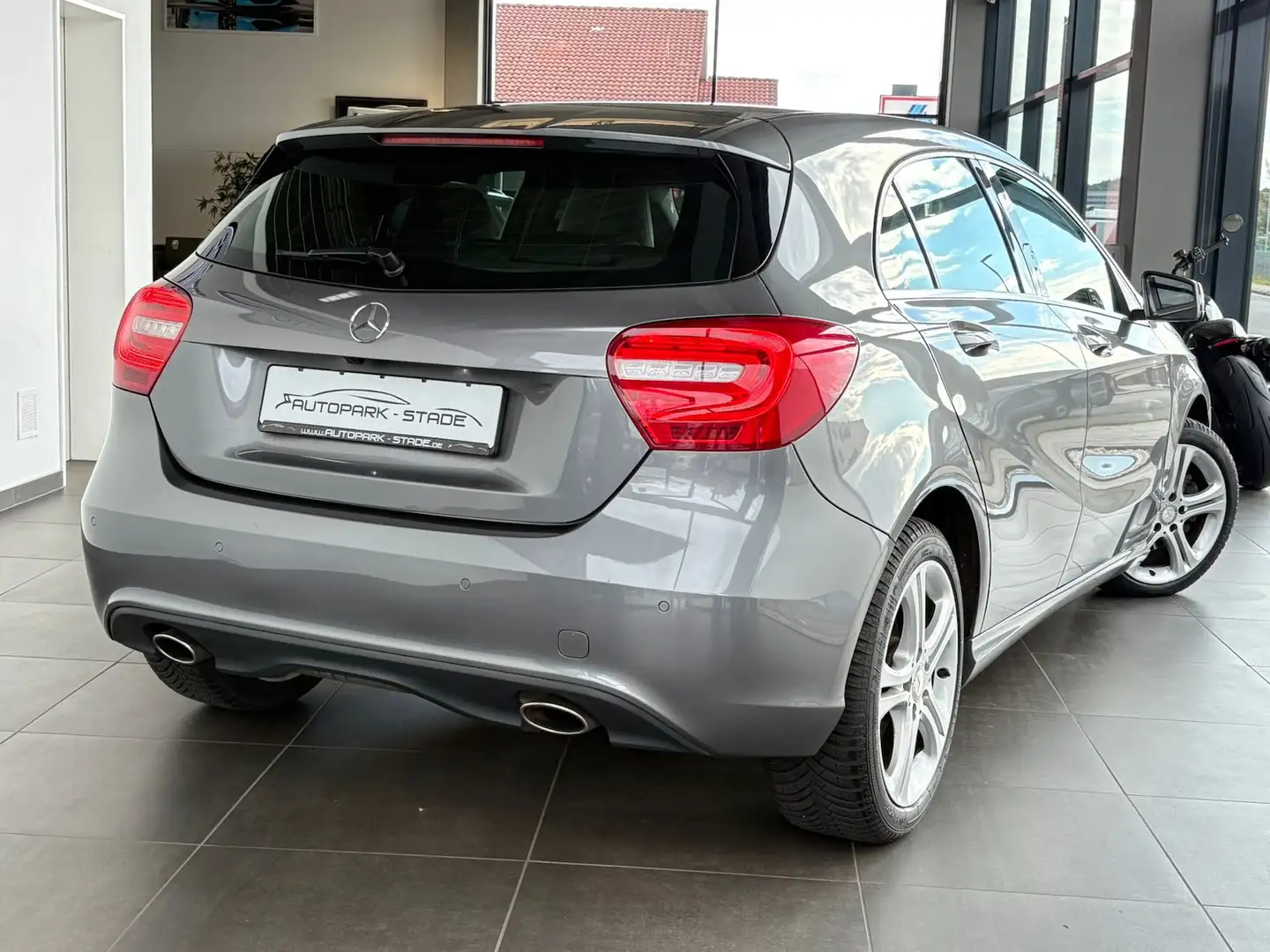 Mercedes-Benz A 200 Aut. BI-Xen Navi Kam Tempo Ass. GARANTIE Grau - 2