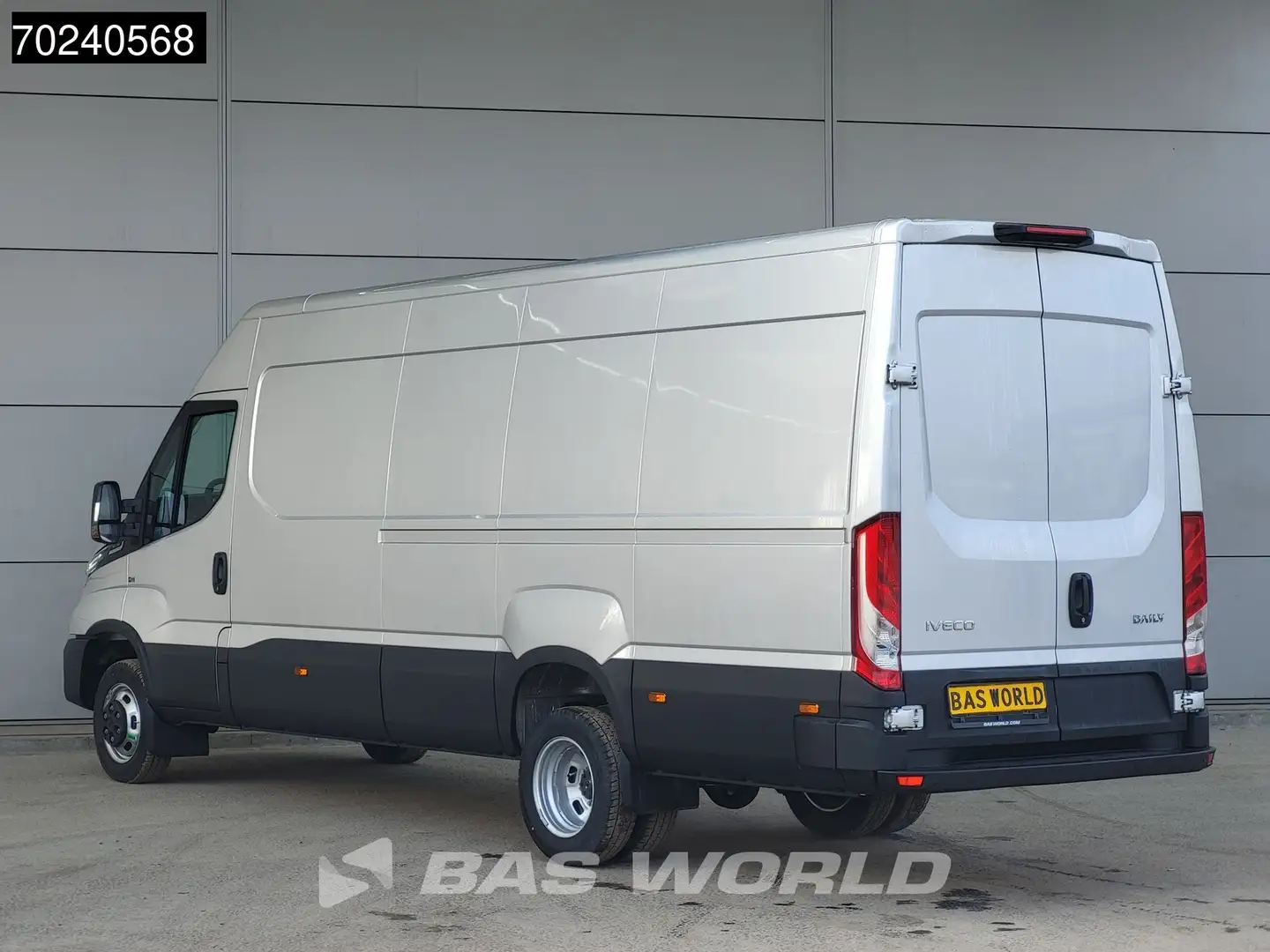 Iveco Daily 35C18 180PK Automaat Dubbellucht L4H2 ACC Navi Cam Stříbrná - 2