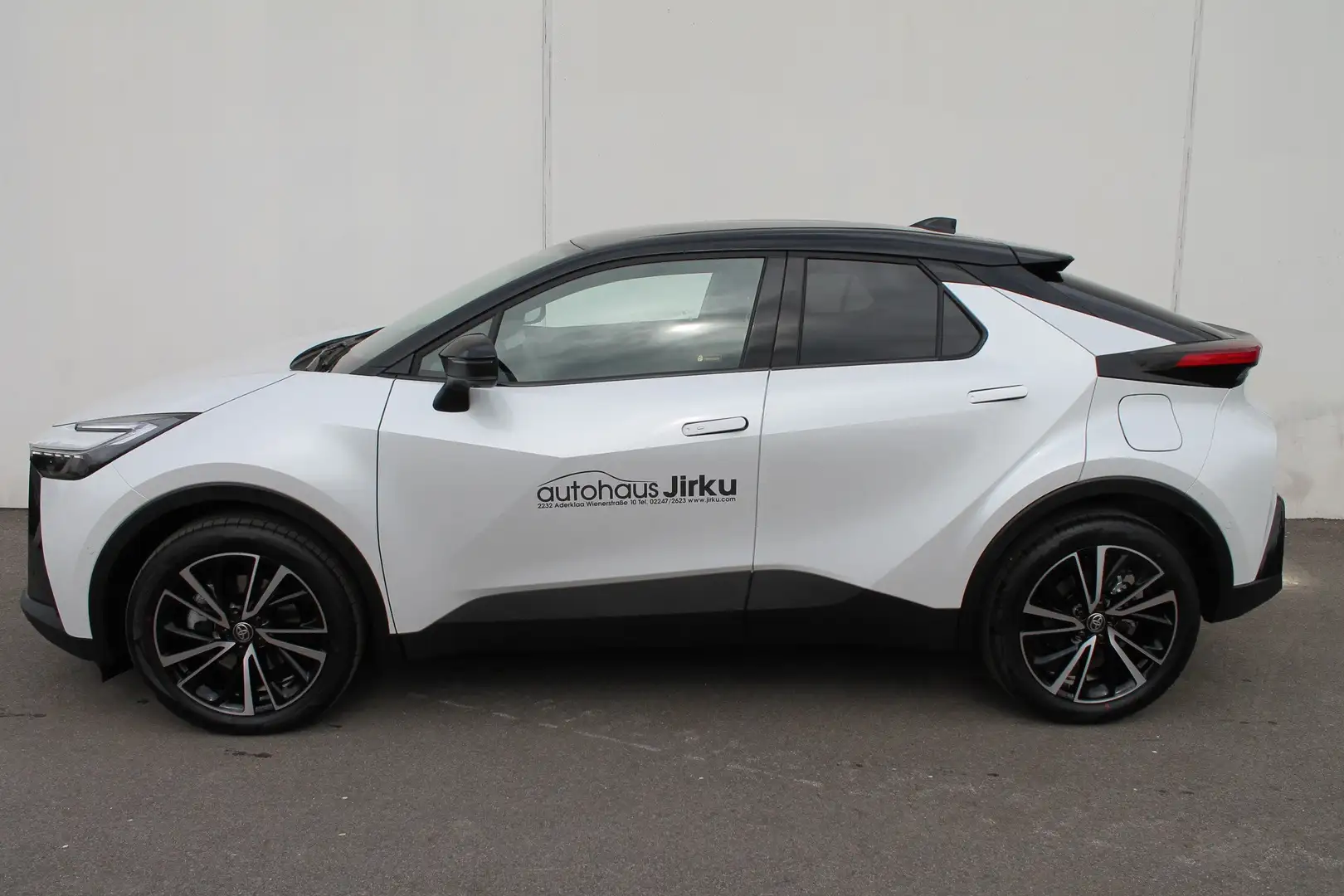Toyota C-HR 2,0 Plug-In Hybrid E-CVT Lounge Advanced Pakket Weiß - 1