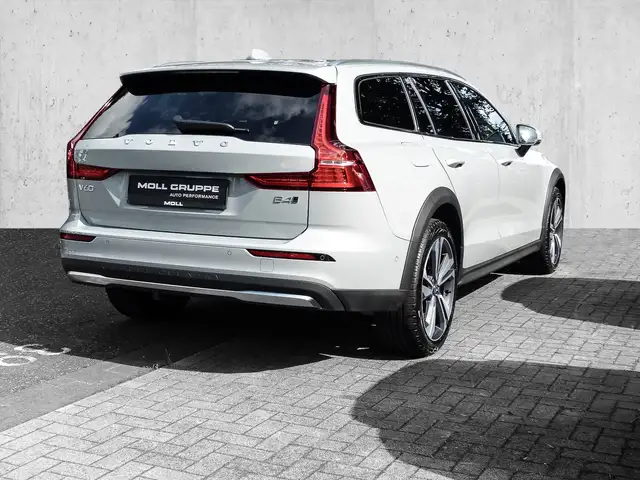 Volvo V60 Cross Country view 3