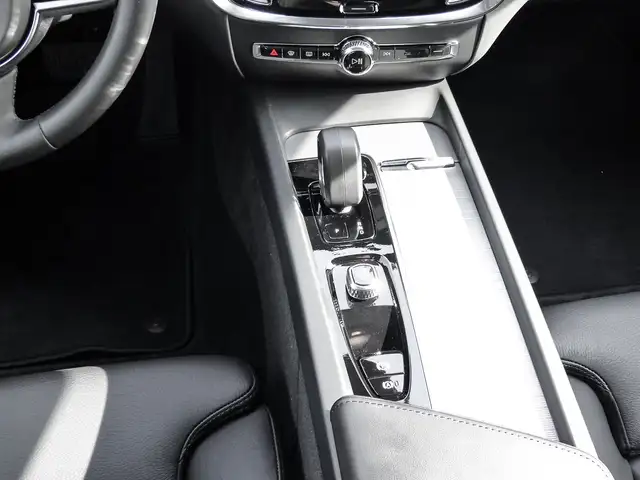 Volvo V60 Cross Country view 13