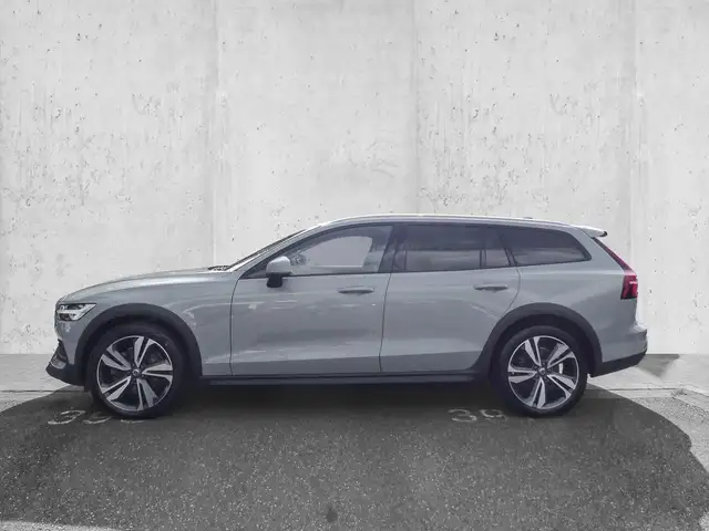 Volvo V60 Cross Country view 4