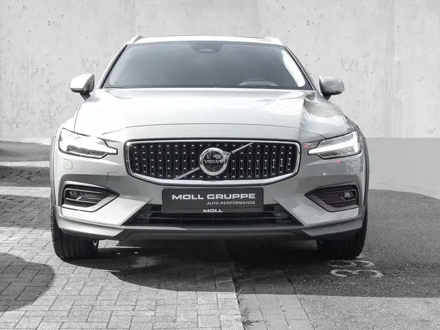 Volvo V60 Cross Country view 5