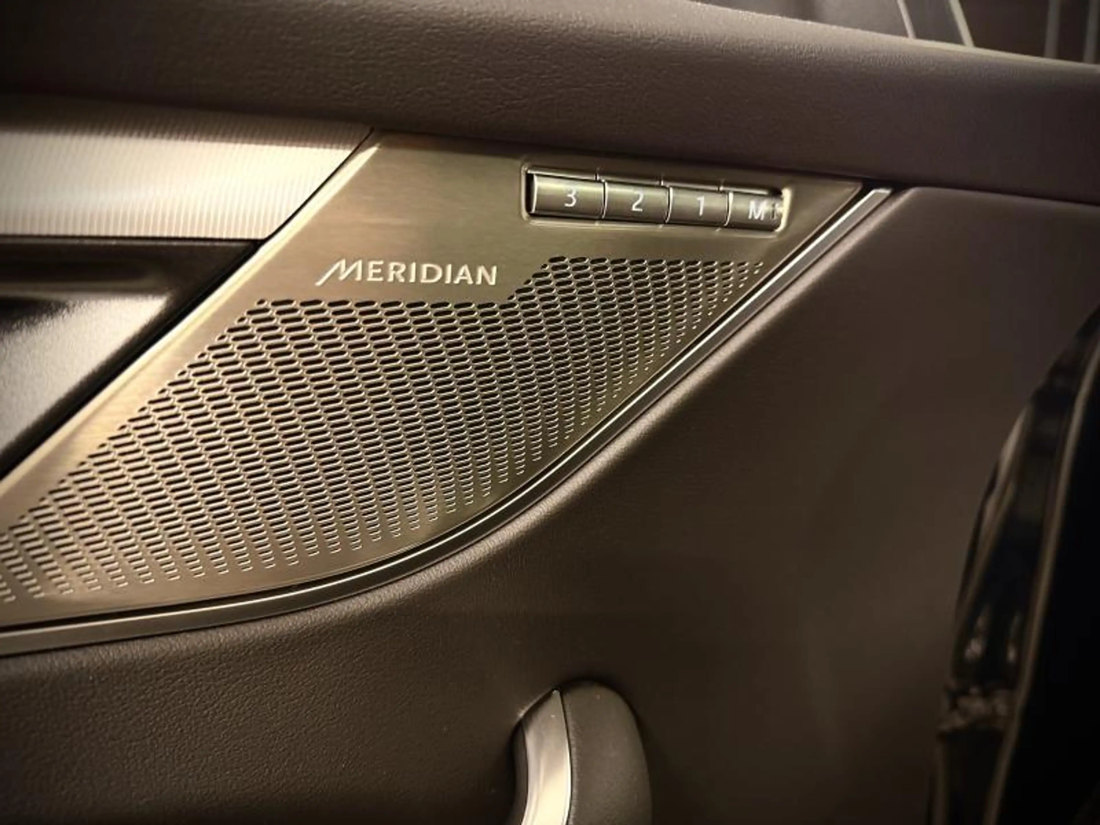 Jaguar F-Pace R-Dynamic SE P400e — photo 13