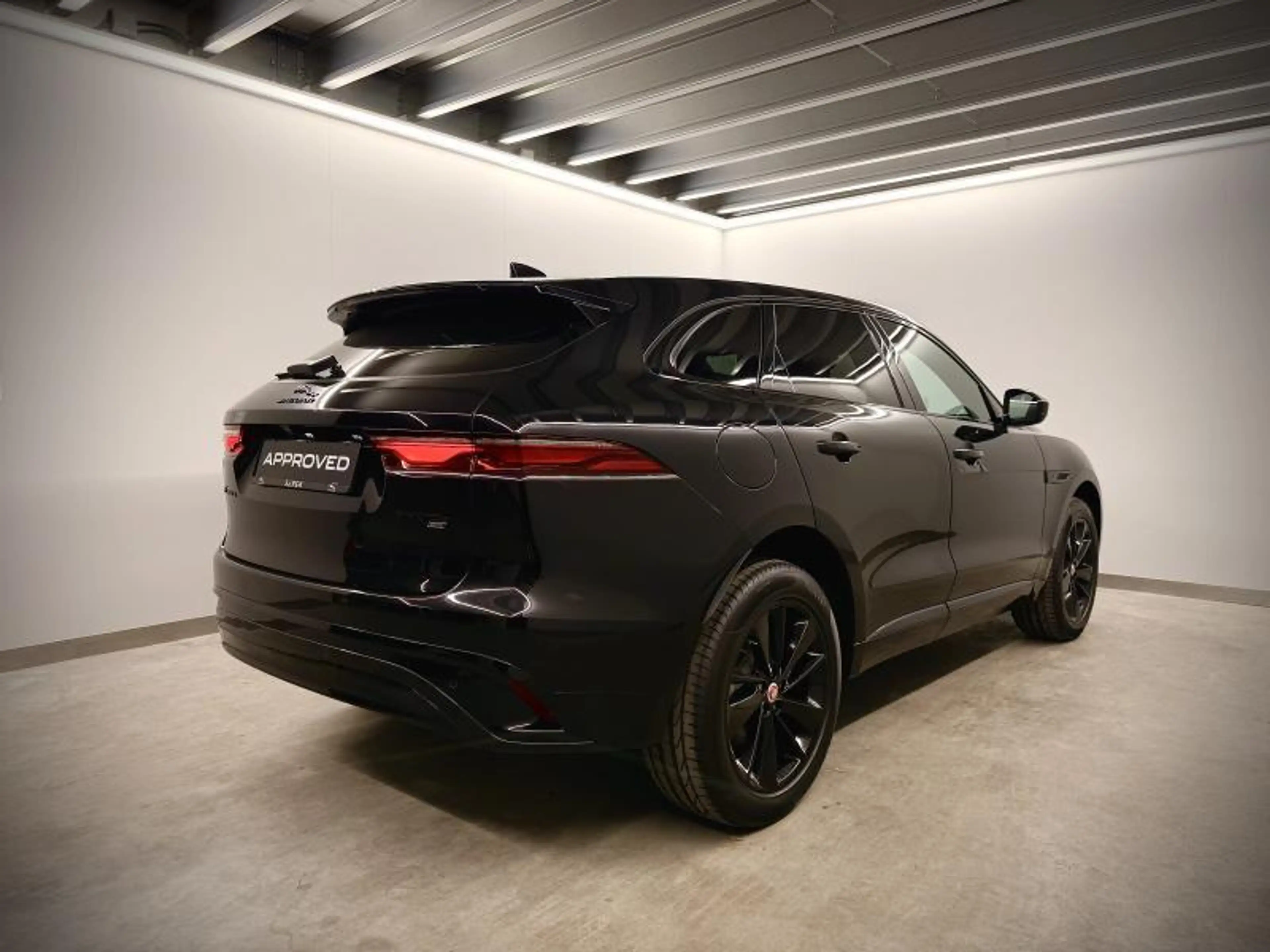Jaguar F-Pace R-Dynamic SE P400e — photo 4