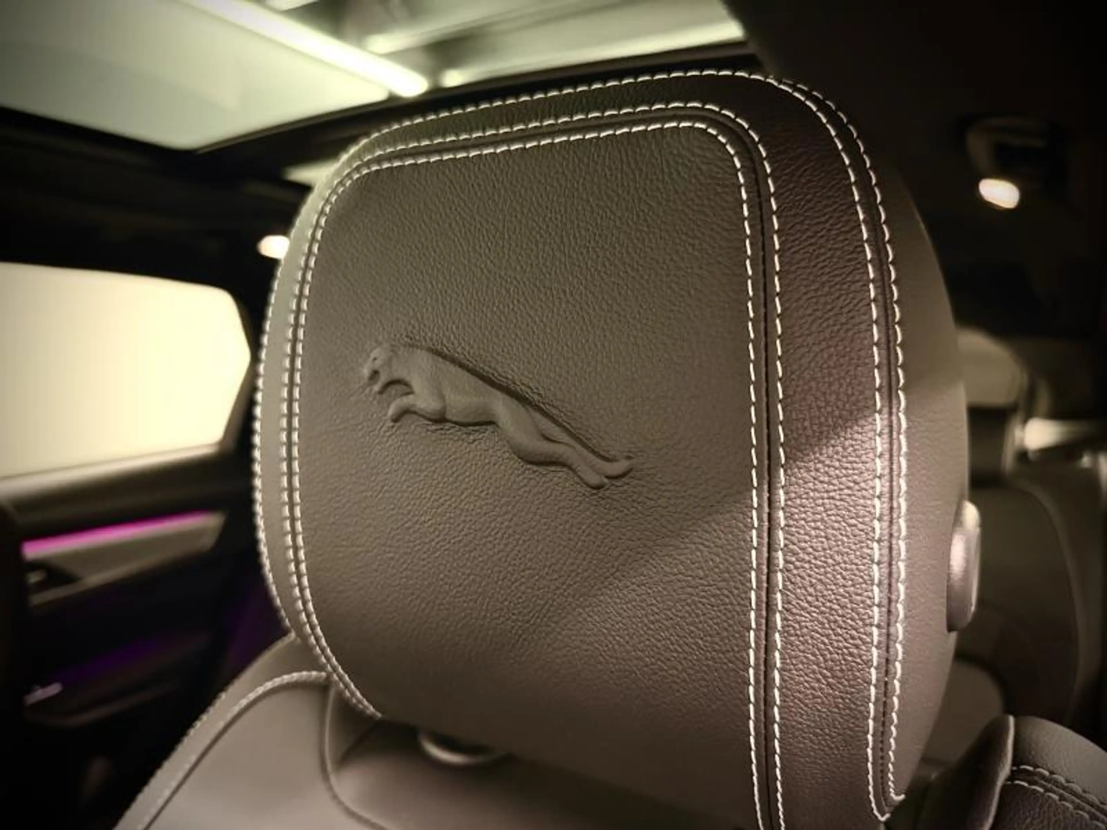 Jaguar F-Pace R-Dynamic SE P400e — photo 15