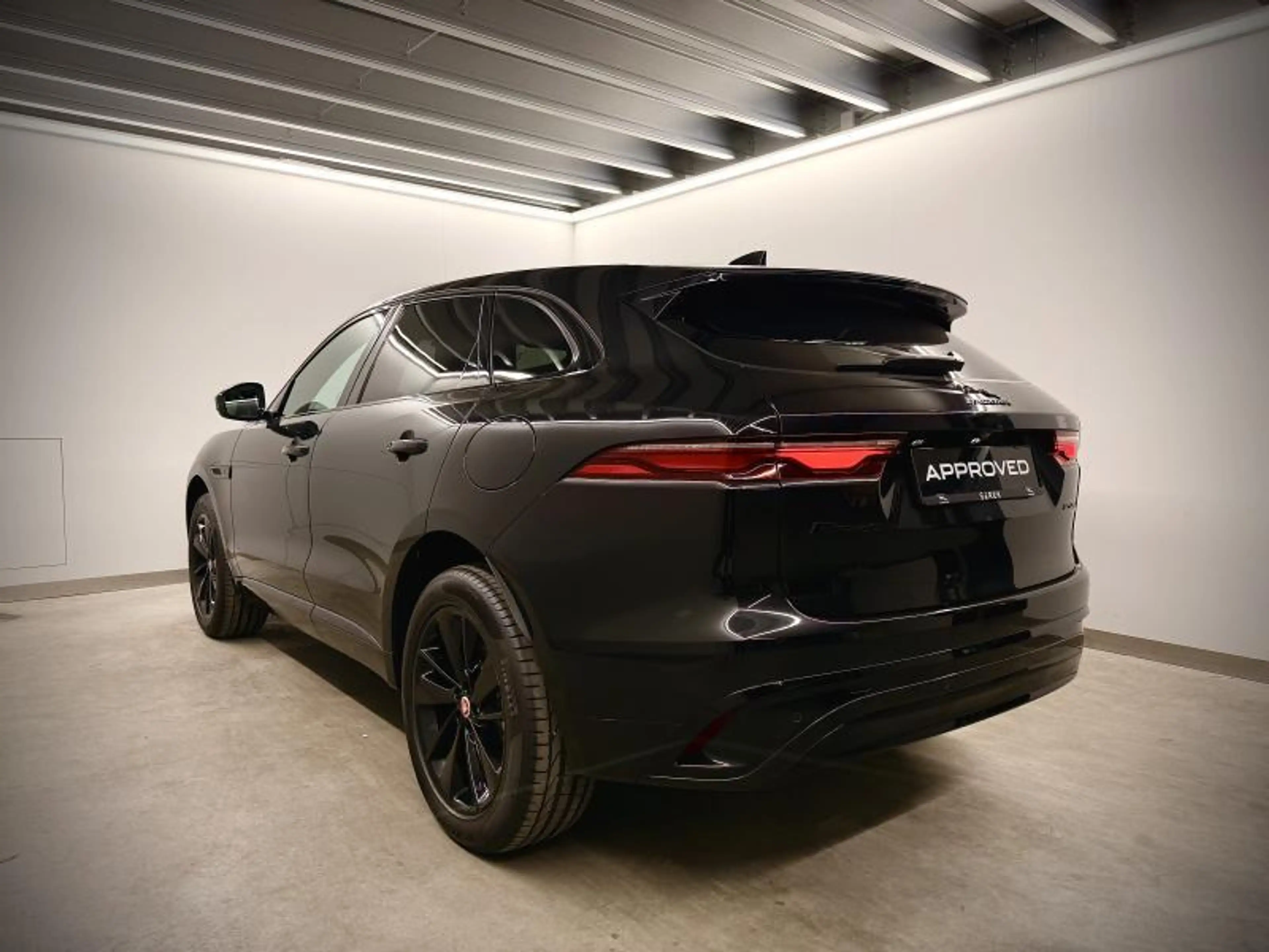 Jaguar F-Pace R-Dynamic SE P400e — photo 6