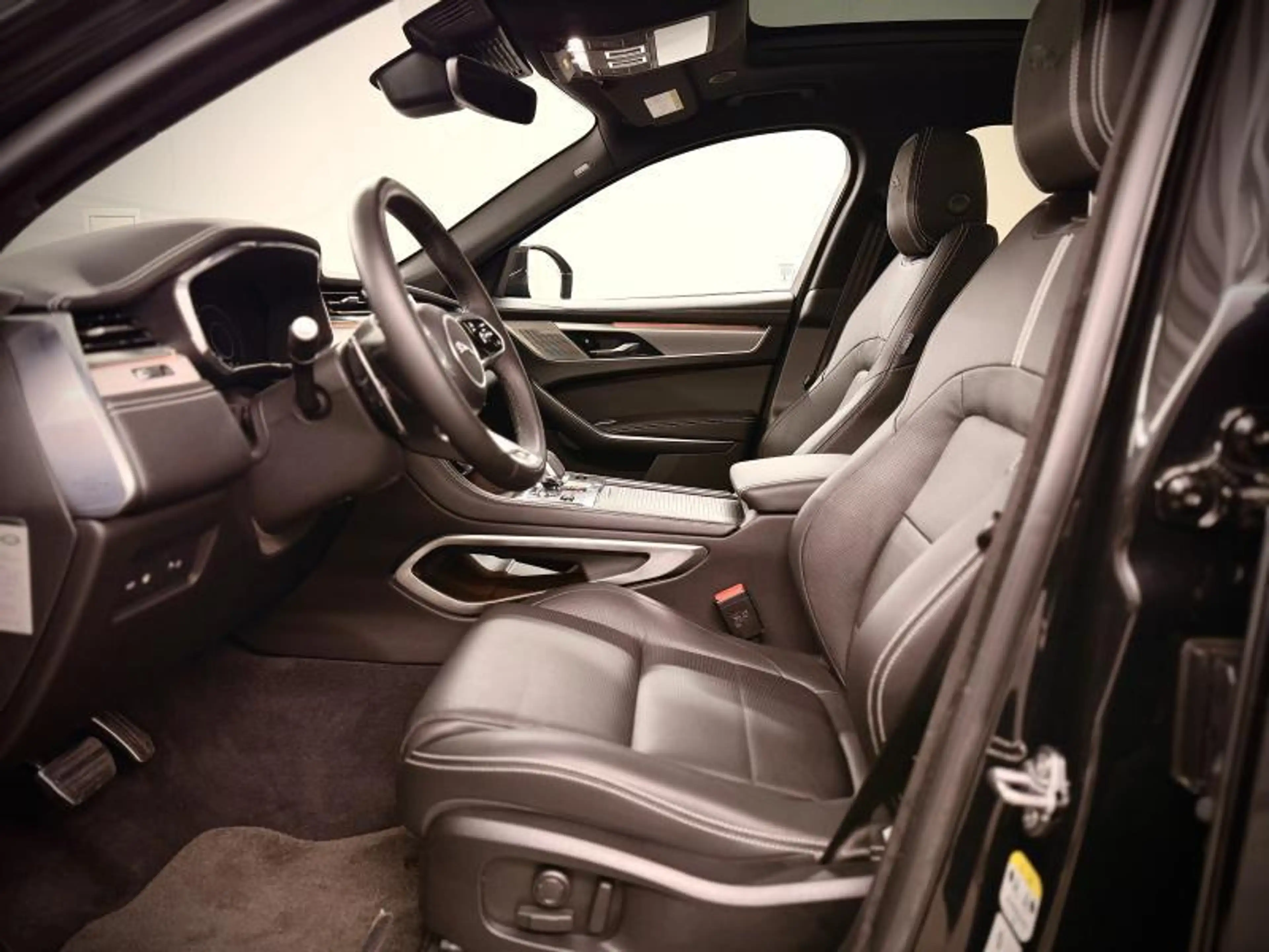 Jaguar F-Pace R-Dynamic SE P400e — photo 12