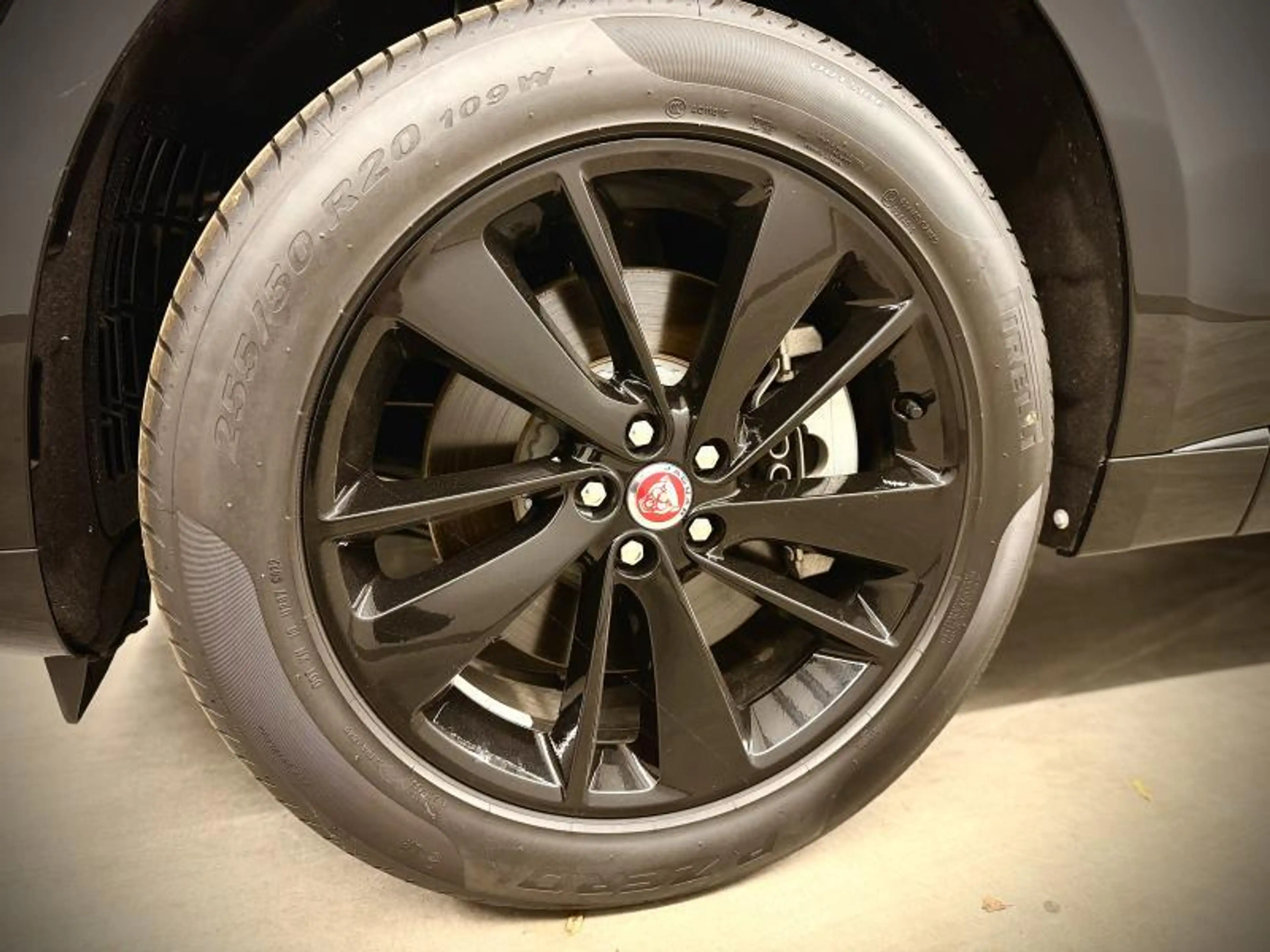 Jaguar F-Pace R-Dynamic SE P400e — photo 11