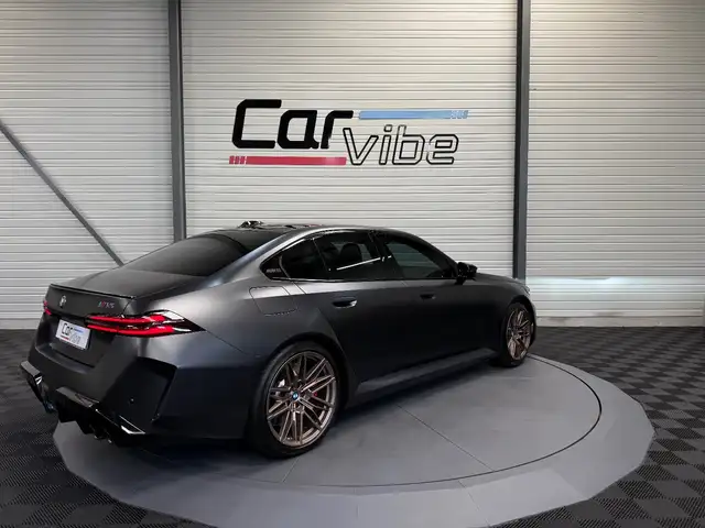 BMW M5 view 4