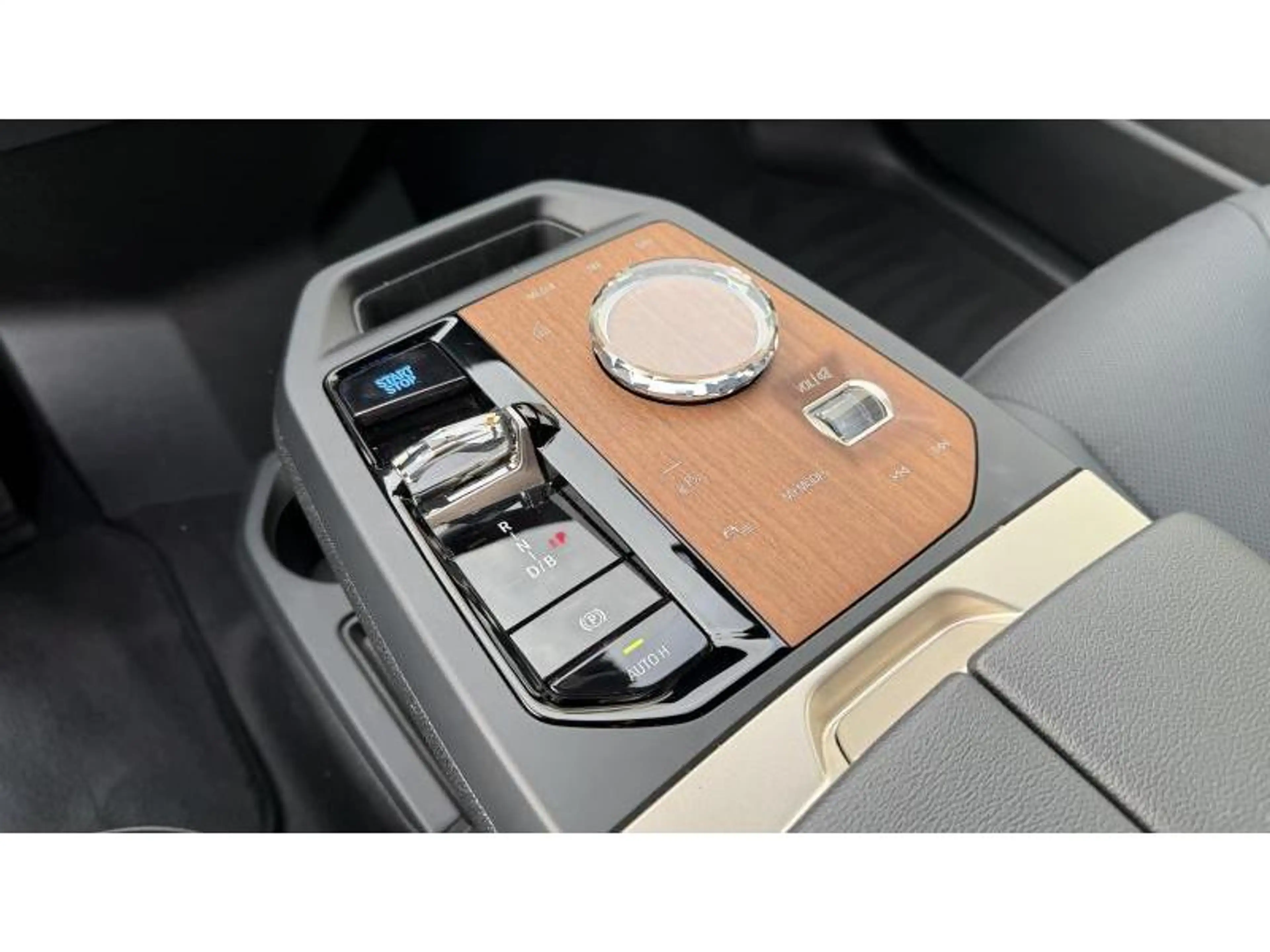 BMW iX 45 xDrive Toit Panoramique Iconic Glow Sièges Ven — photo 12