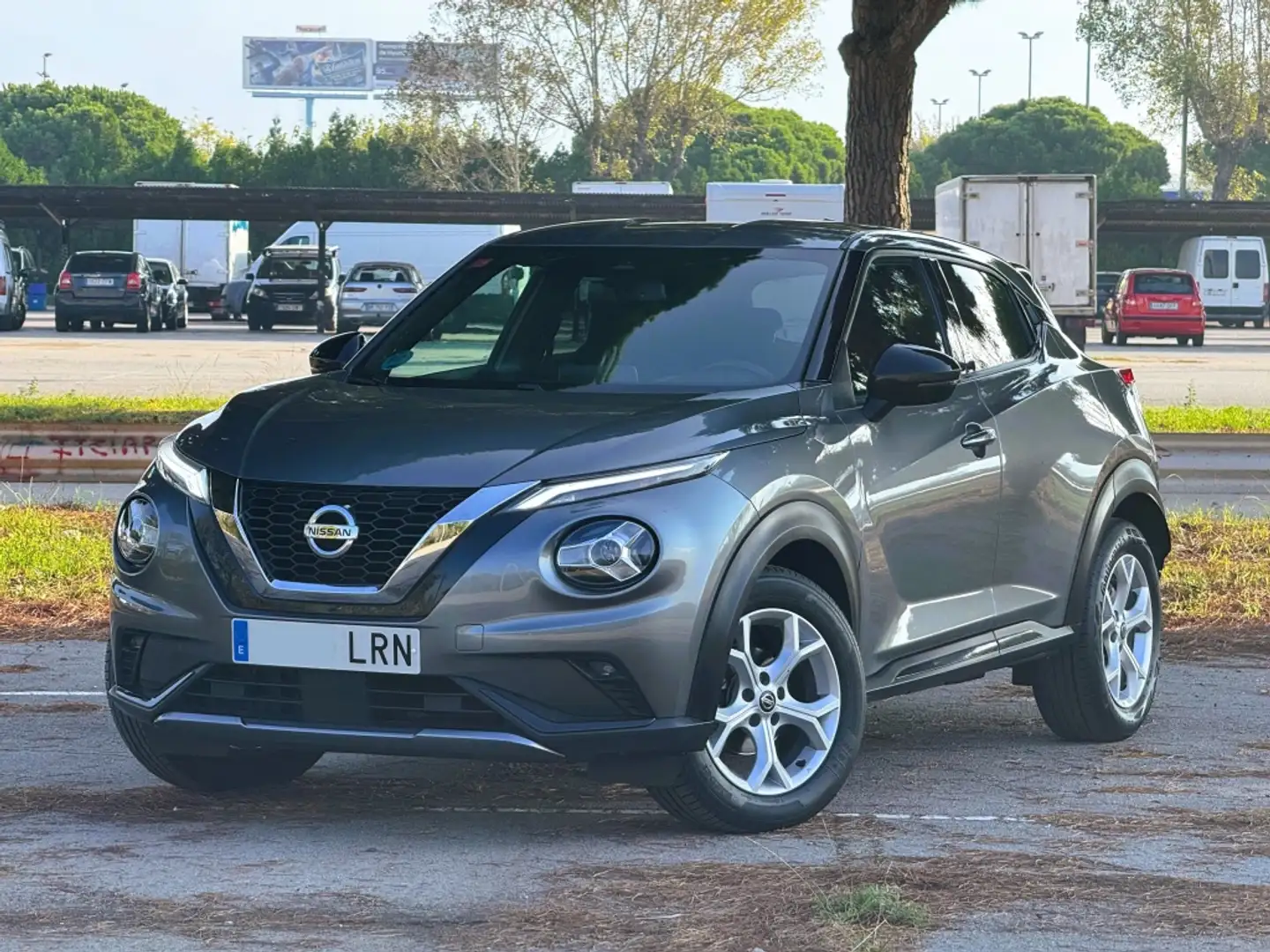 Nissan Juke 1.0 DIG-T N-Connecta 4x2 114 Grijs - 1
