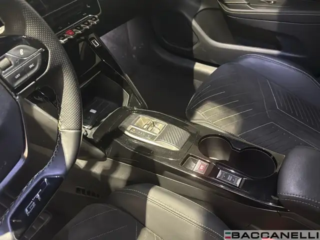 Peugeot 208 view 13