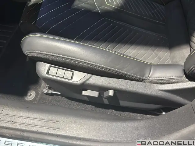 Peugeot 208 view 11